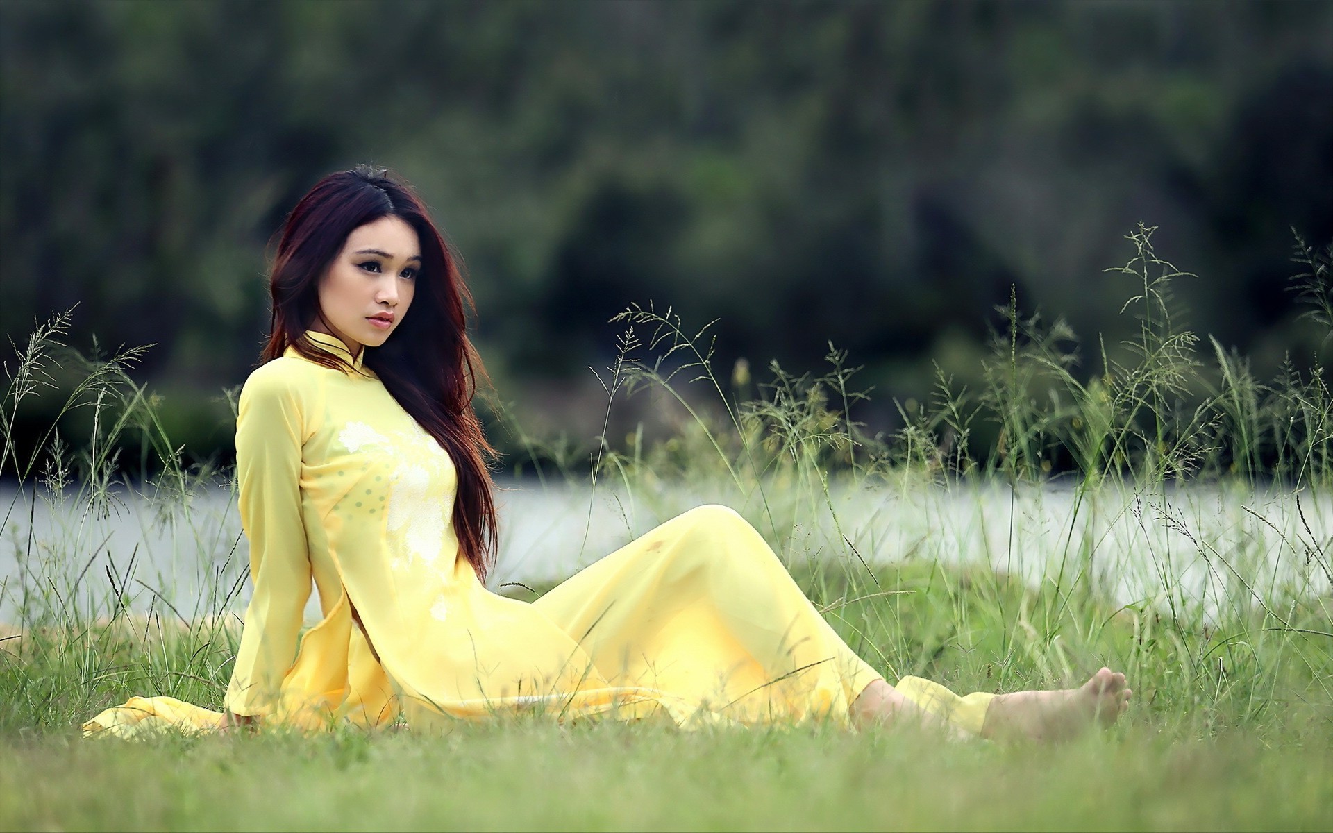 Woman in yellow dress sitting in grass HD Wallpaper