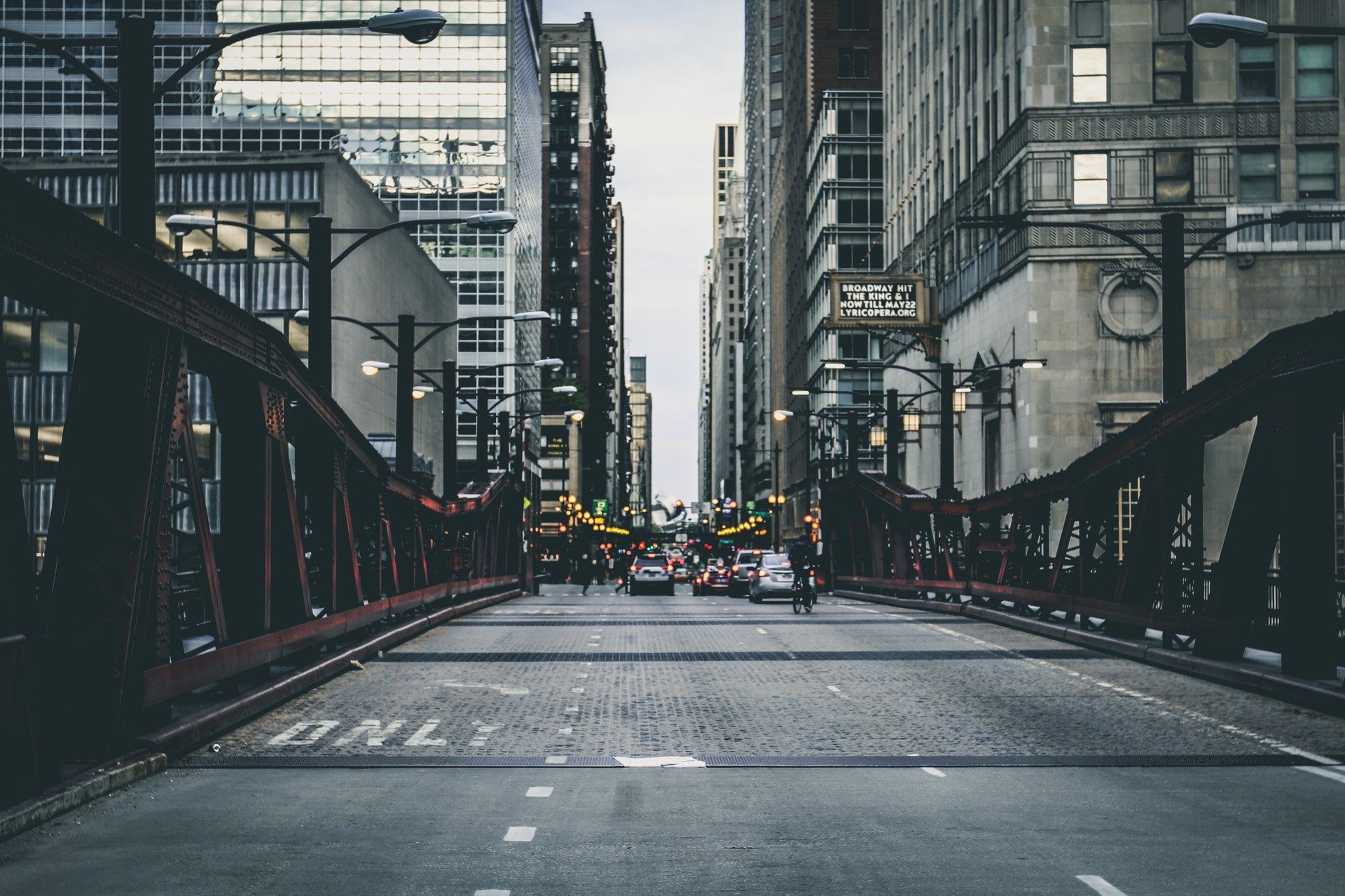 Cityscape with bridge and traffic in Chicago HD Wallpaper