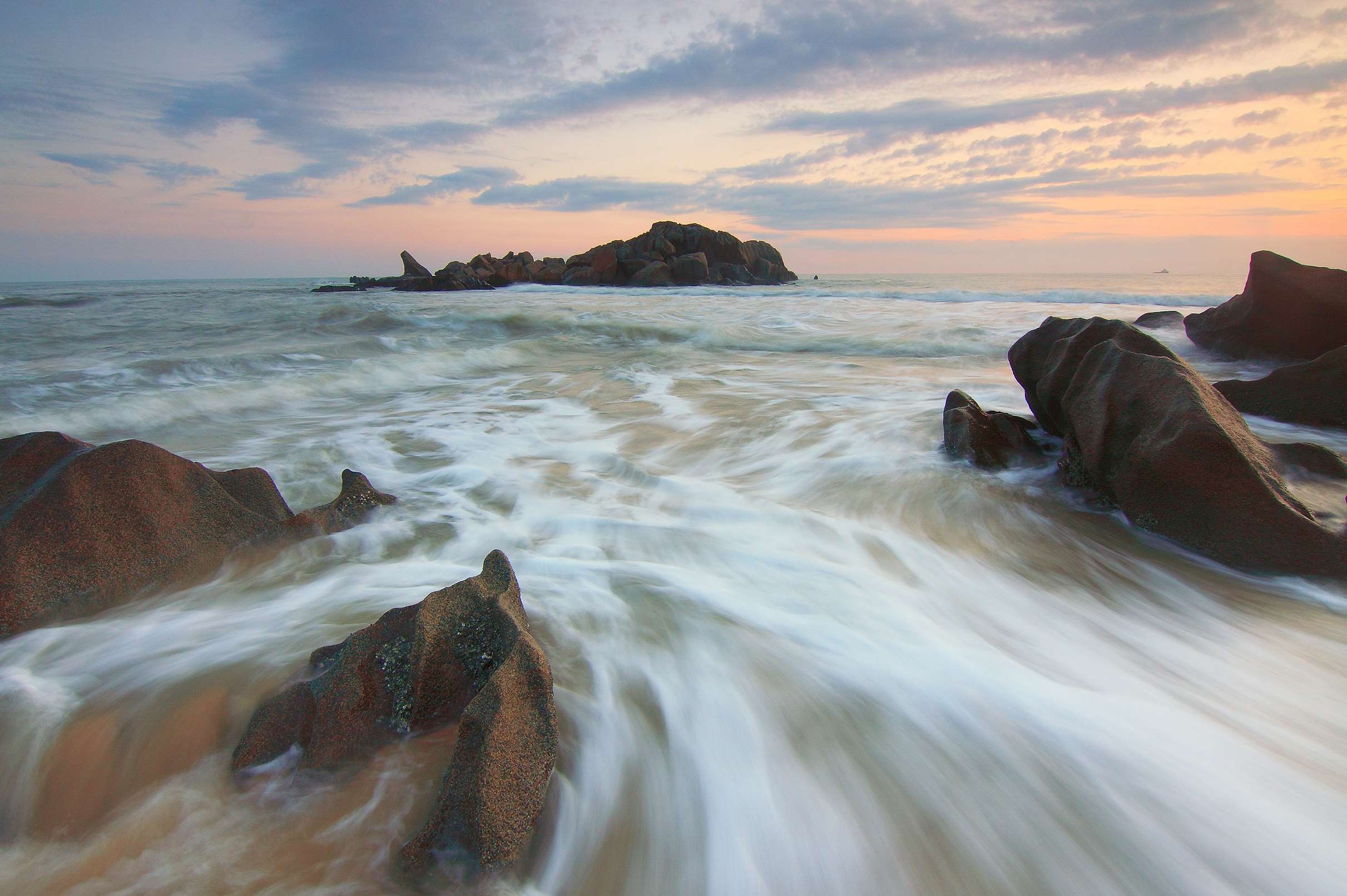 Ocean waves crashing on rocks at sunset HD Wallpaper