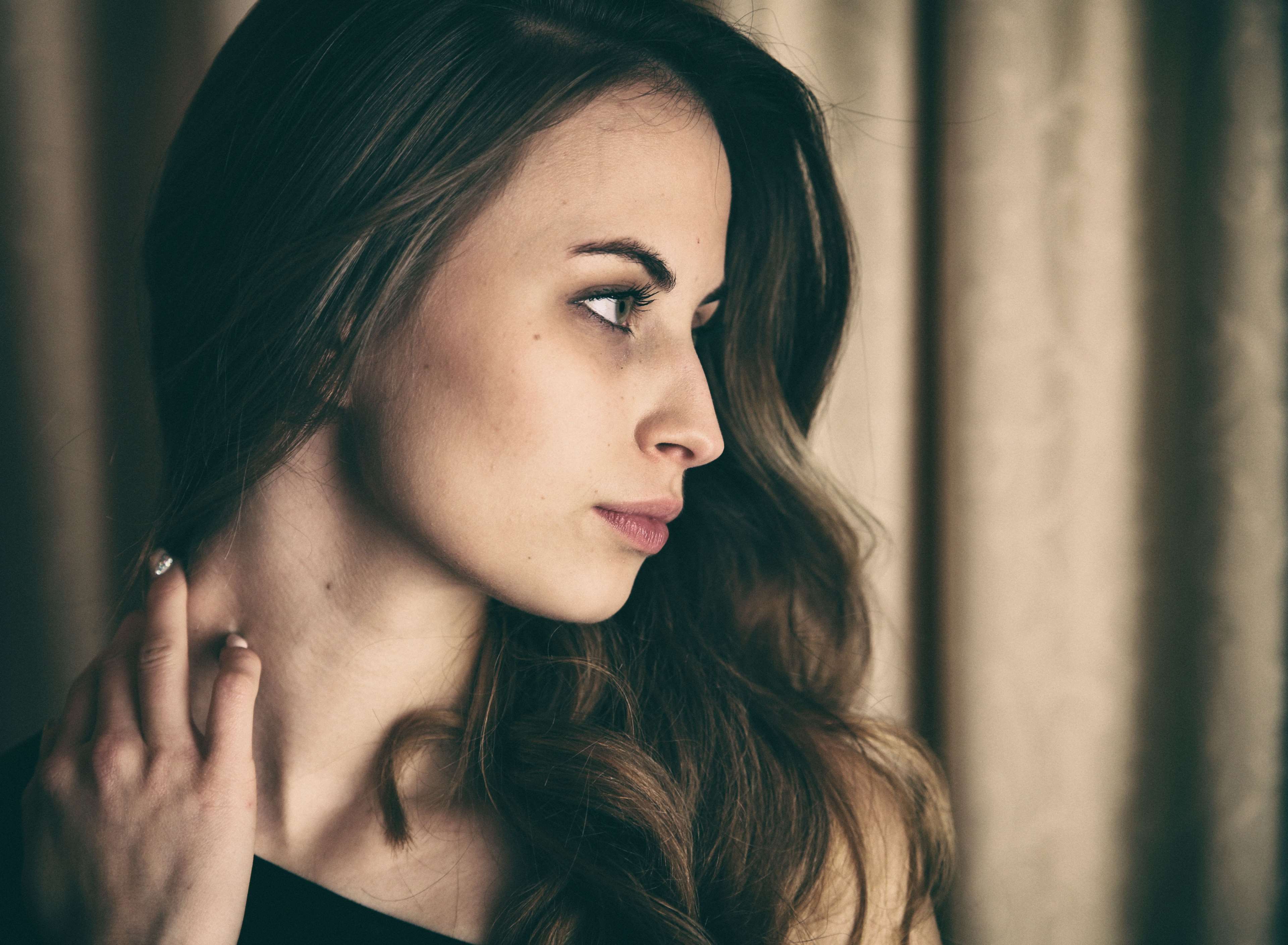 Woman looking away from camera HD Wallpaper