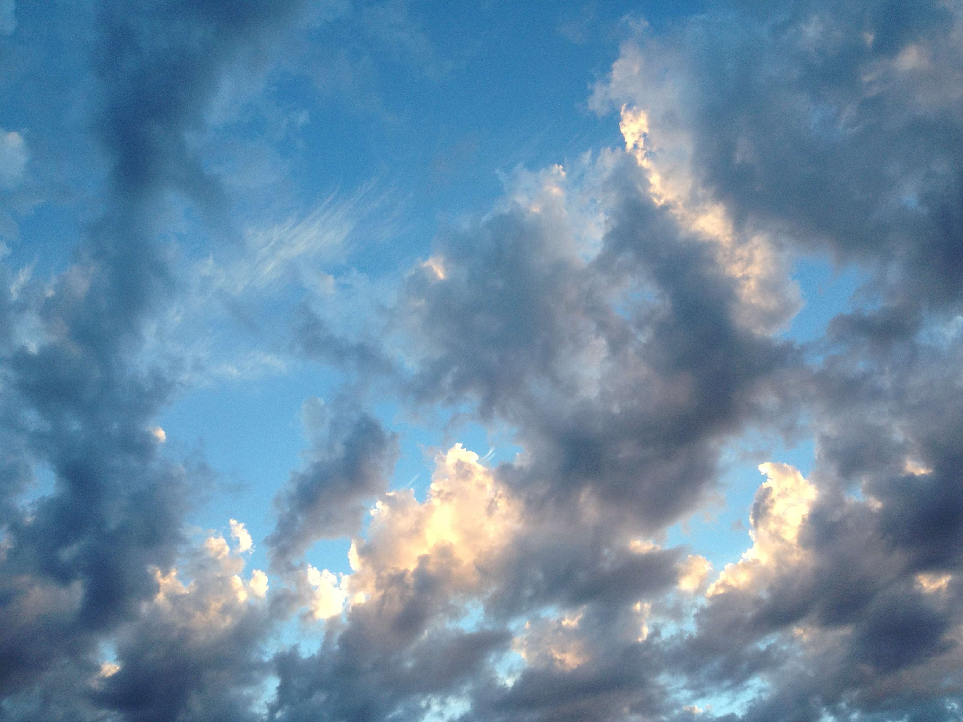 Dramatic clouds in a blue sky HD Wallpaper