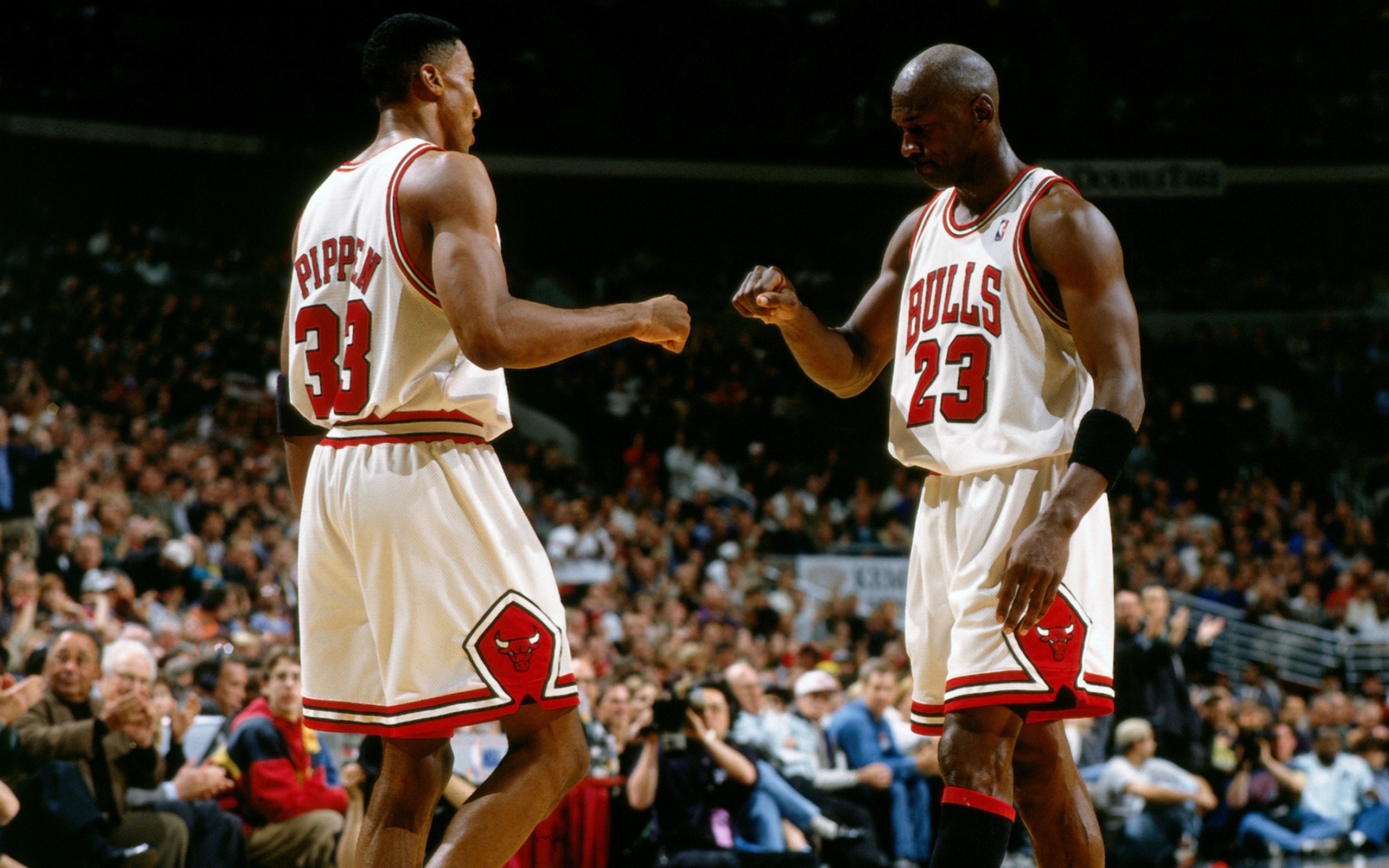 Scottie Pippen and Michael Jordan of the Chicago Bulls HD Wallpaper