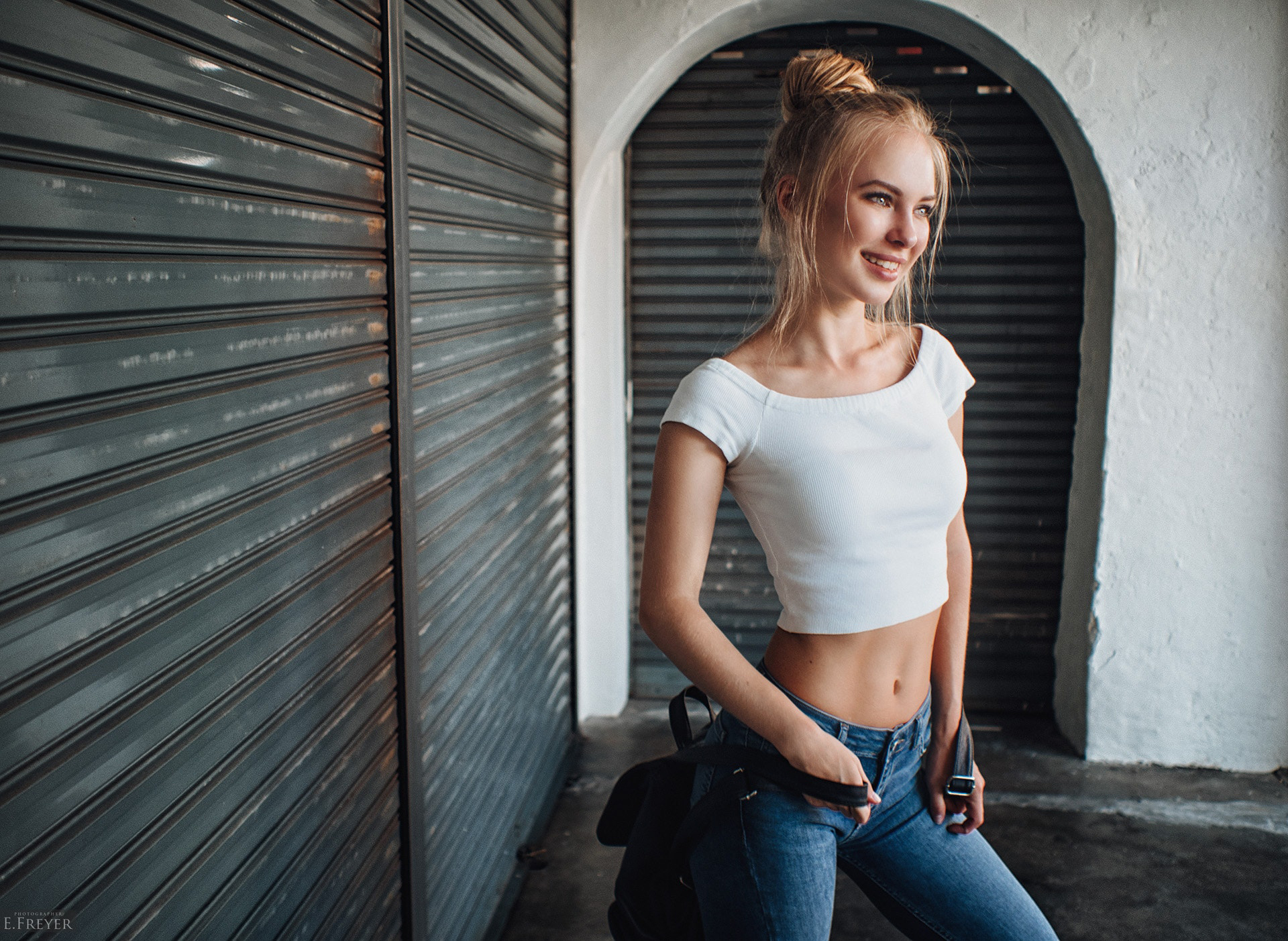 Smiling Young Woman in White Crop Top HD Wallpaper