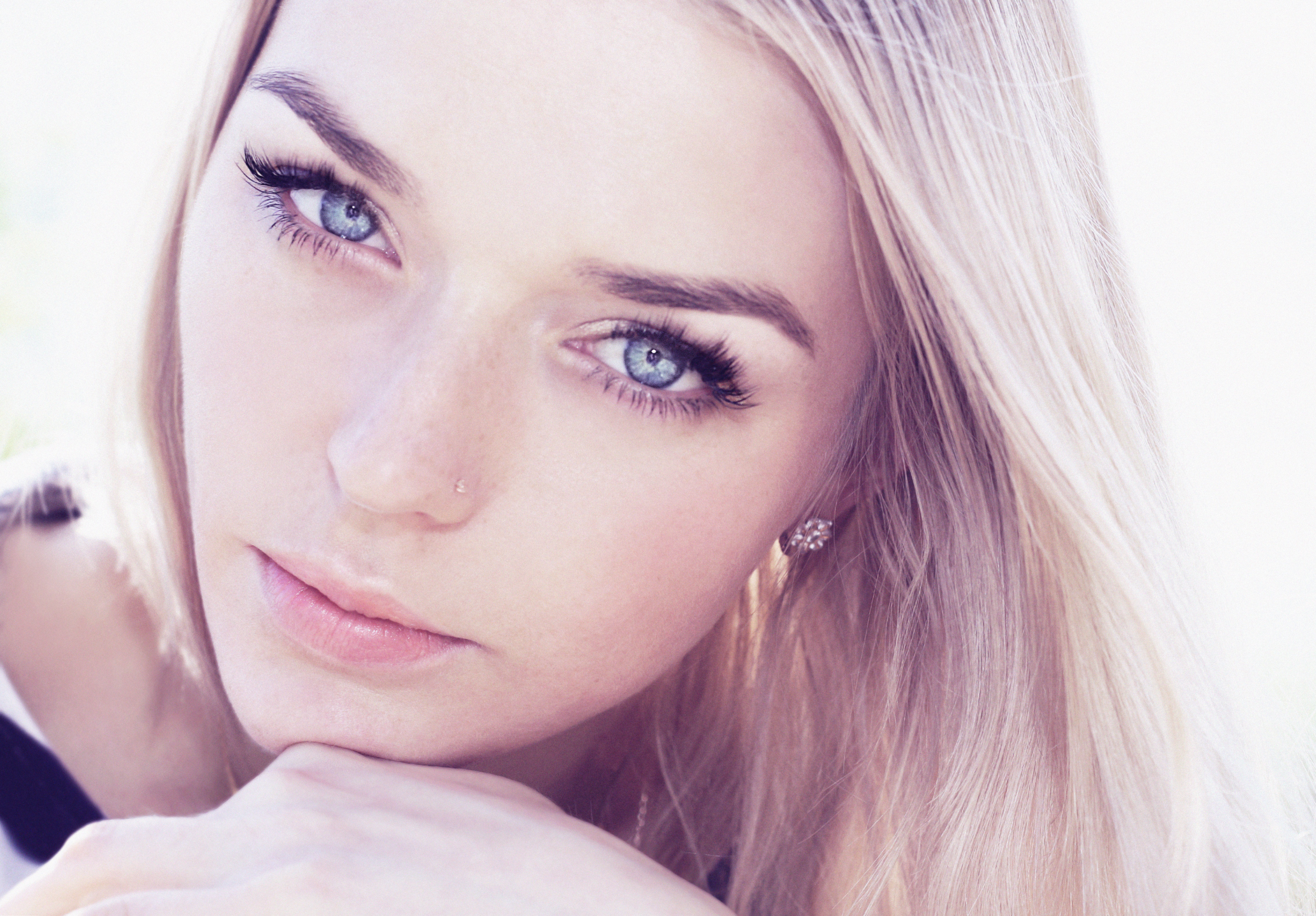 Woman with blonde hair and blue eyes HD Wallpaper