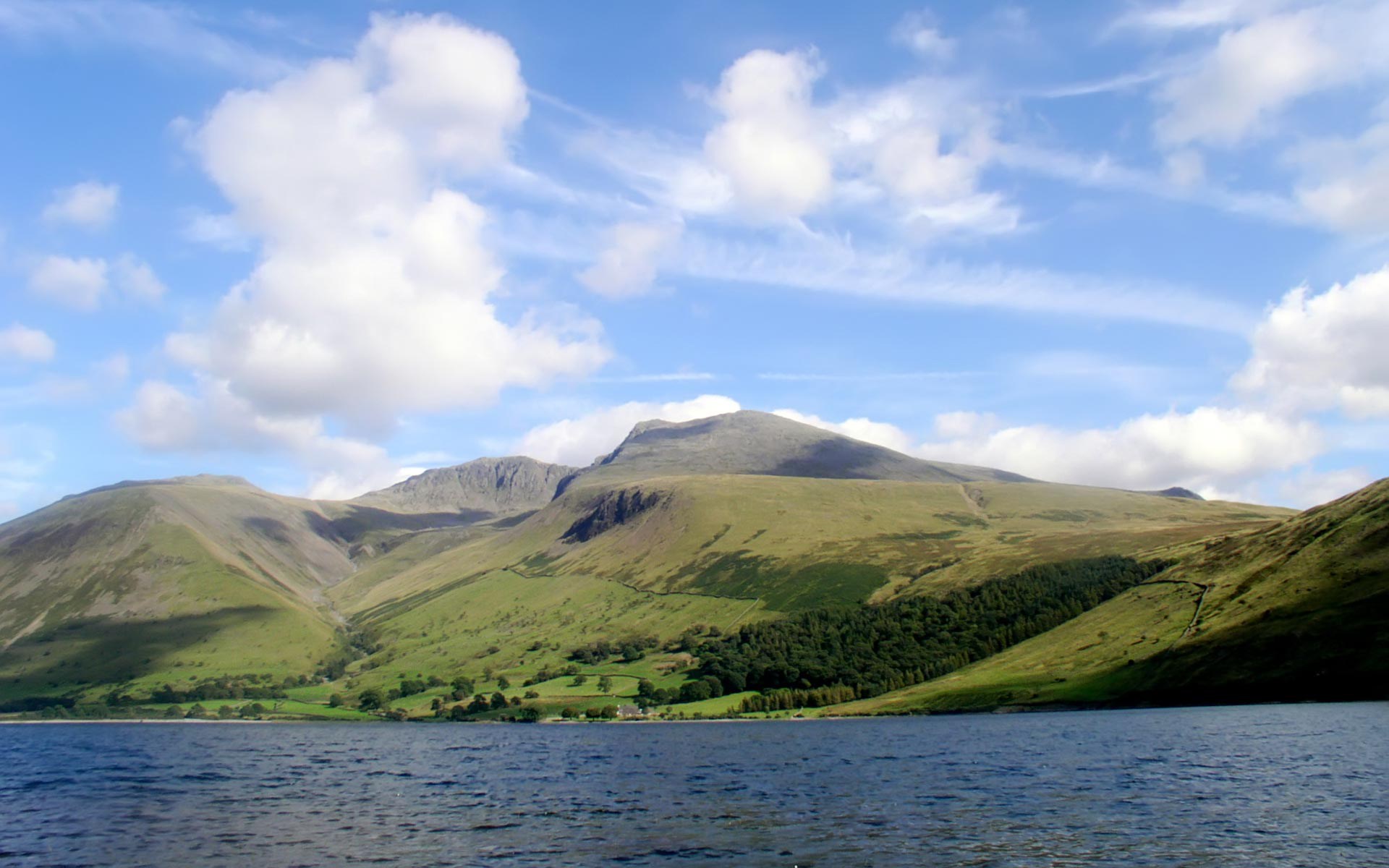 Lake and Mountains under a Cloudy Sky HD Wallpaper
