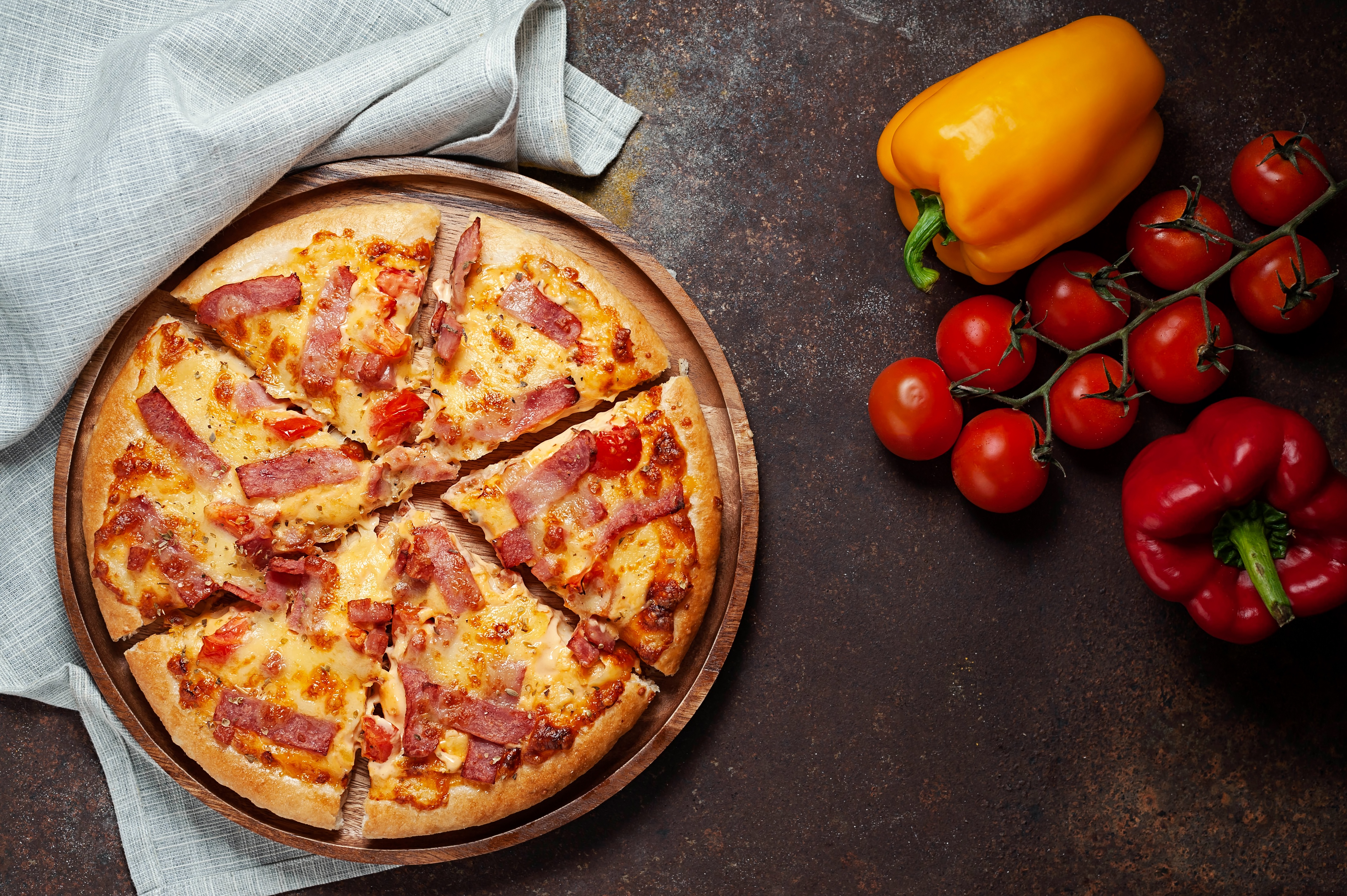 Pizza with bacon and tomatoes, bell peppers, and tomatoes HD Wallpaper