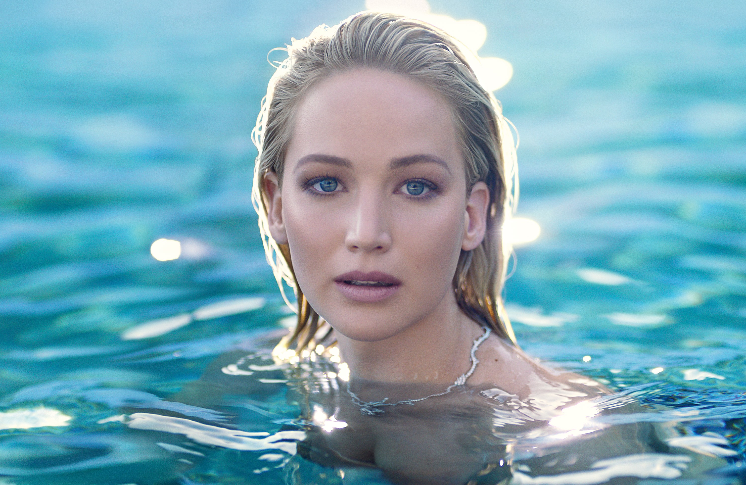 Jennifer Lawrence in water HD Wallpaper