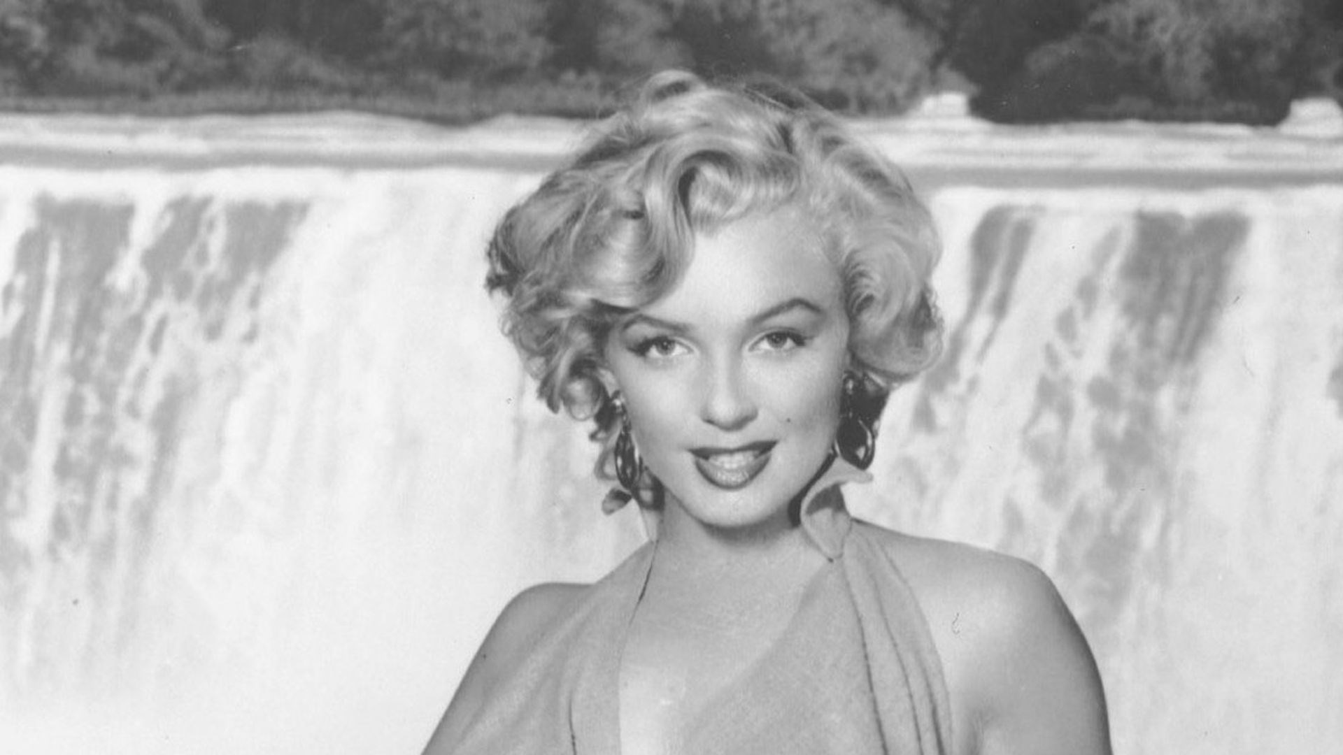 Marilyn Monroe at Niagara Falls HD Wallpaper