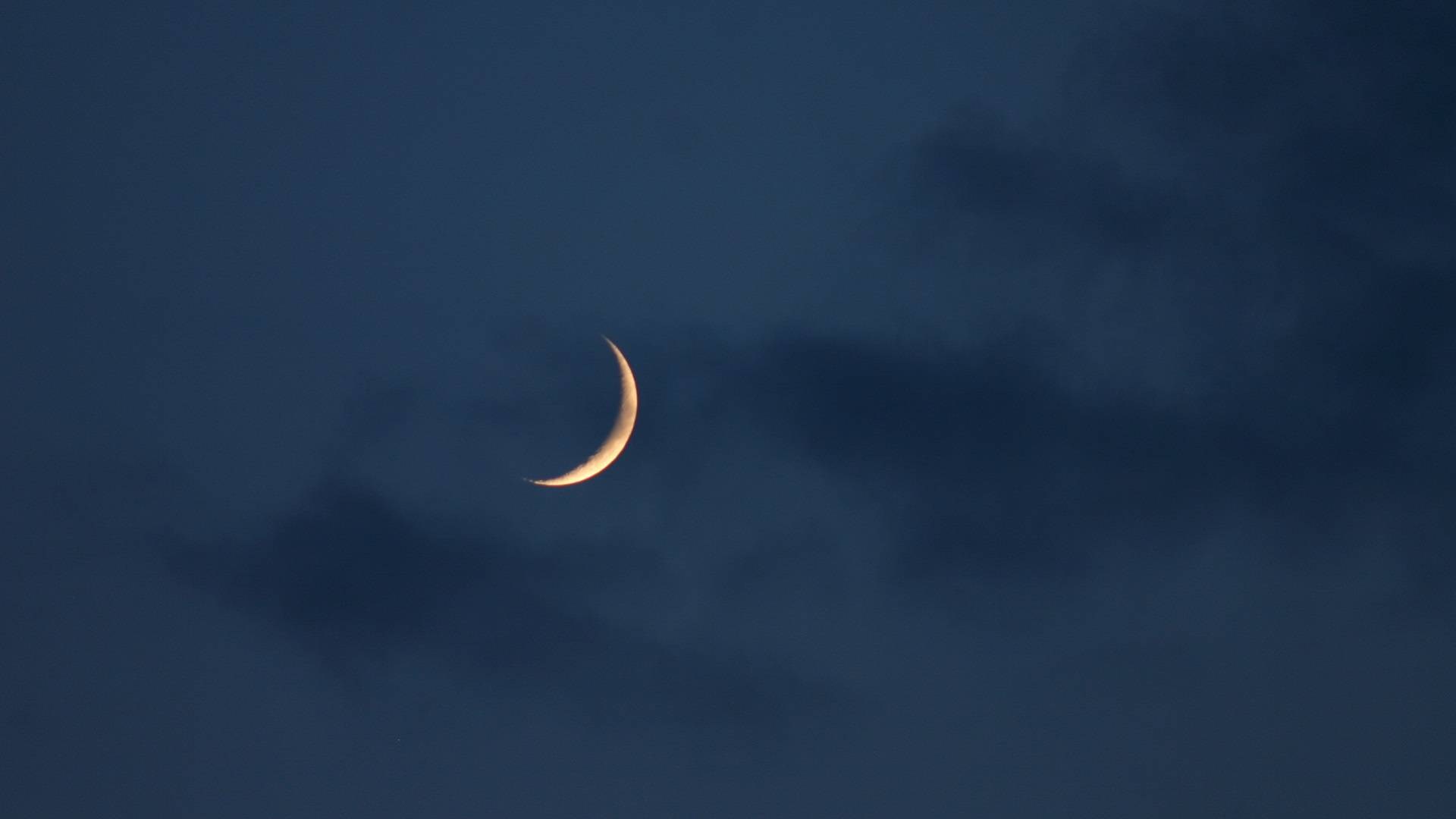 Crescent moon in the night sky HD Wallpaper