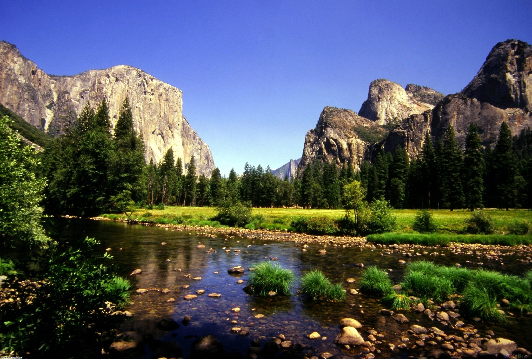 Mountains and River in Yosemite Valley HD Wallpaper