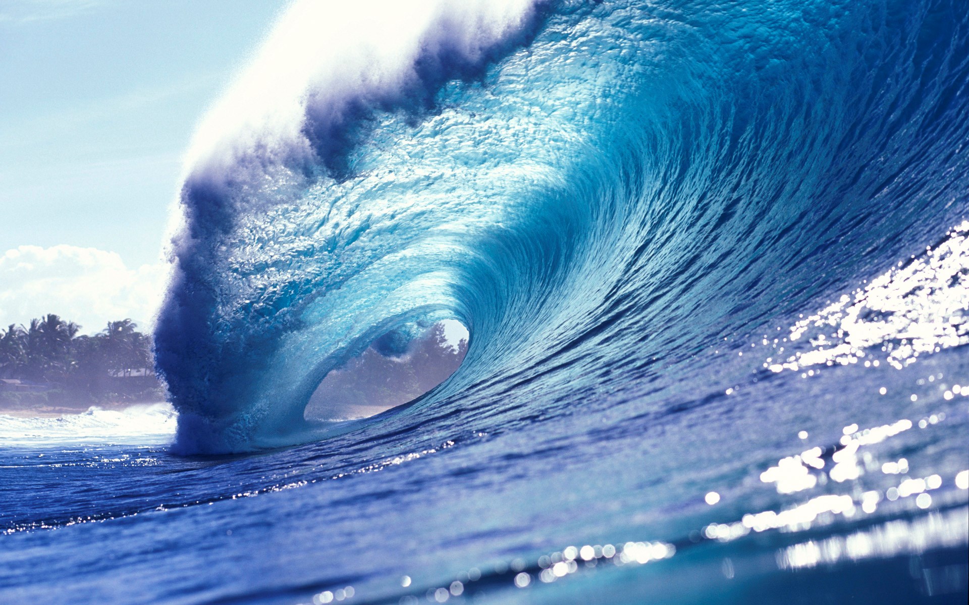 Ocean wave crashing on a tropical beach HD Wallpaper