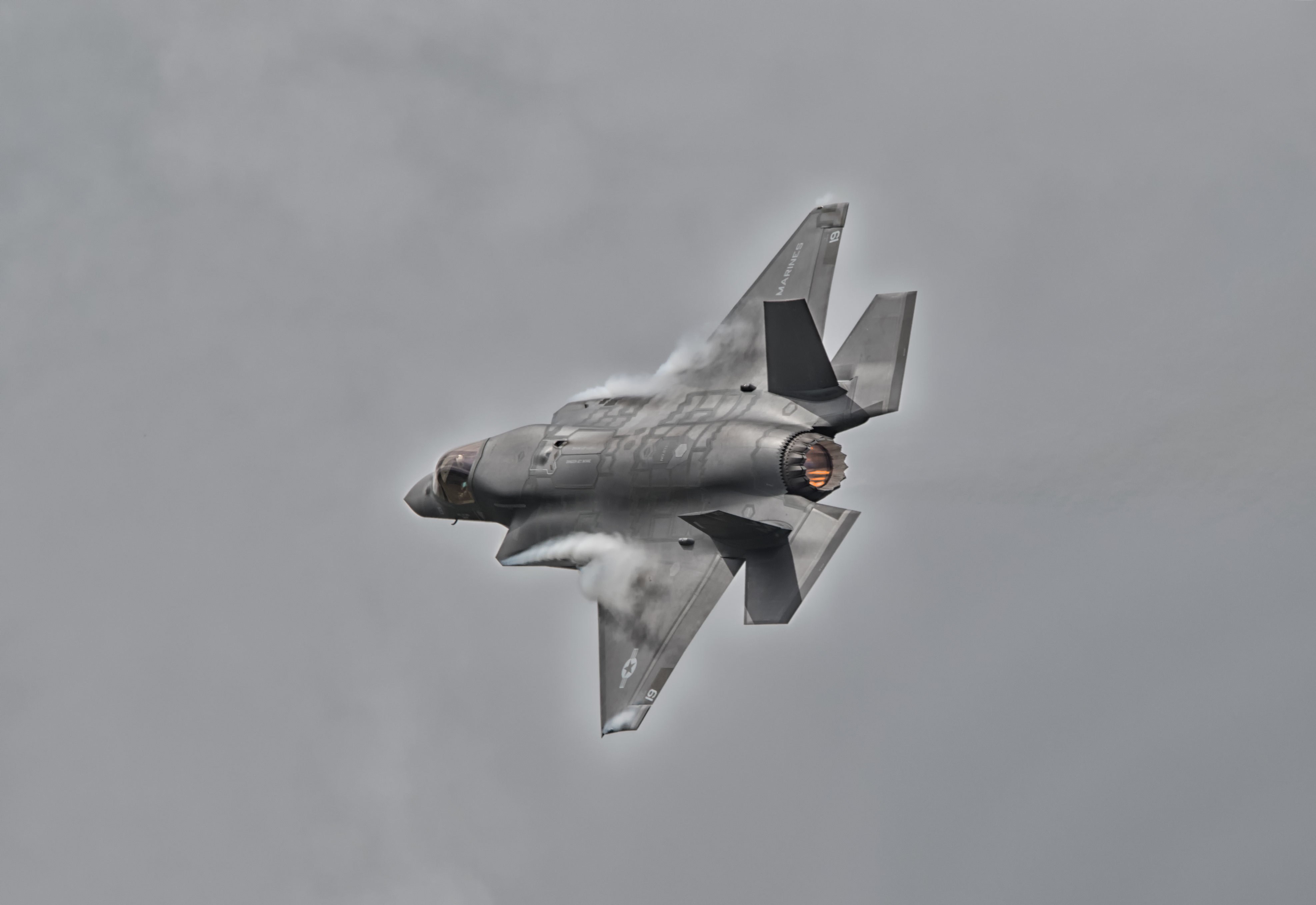 Lockheed Martin F-35 Lightning II in flight HD Wallpaper