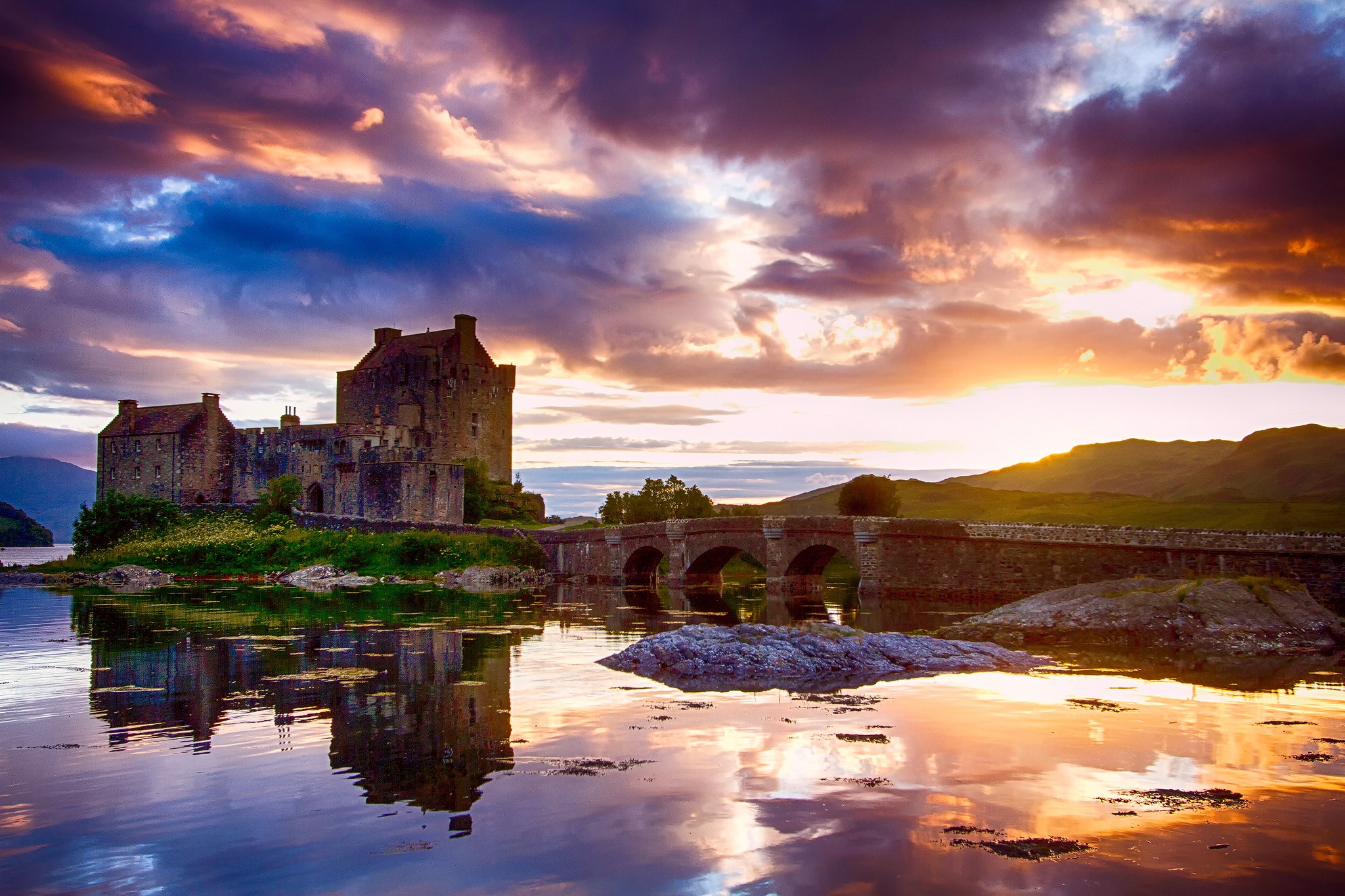 Eilean Donan Castle at sunset with reflection HD Wallpaper