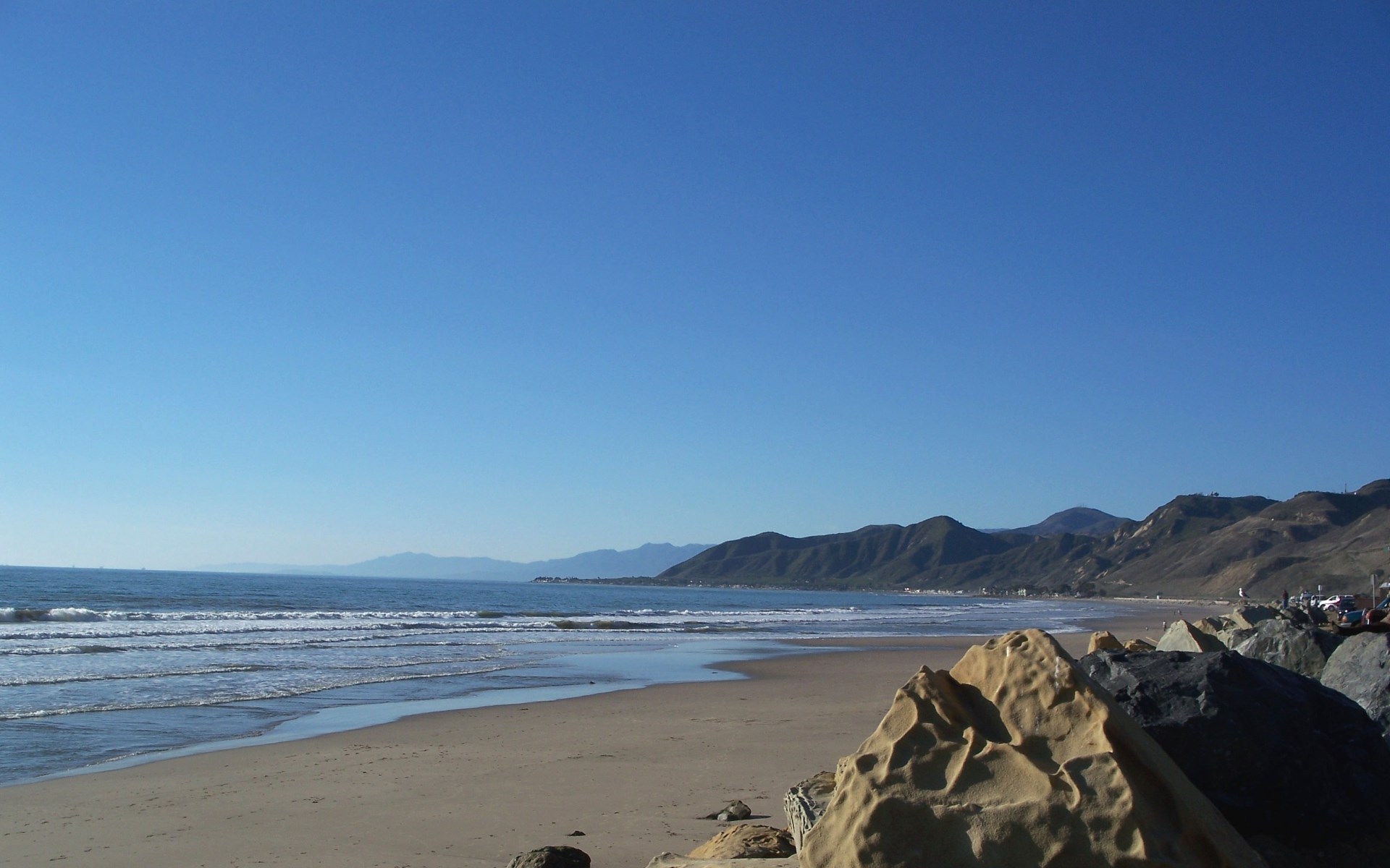 Beach with Mountains and Ocean HD Wallpaper