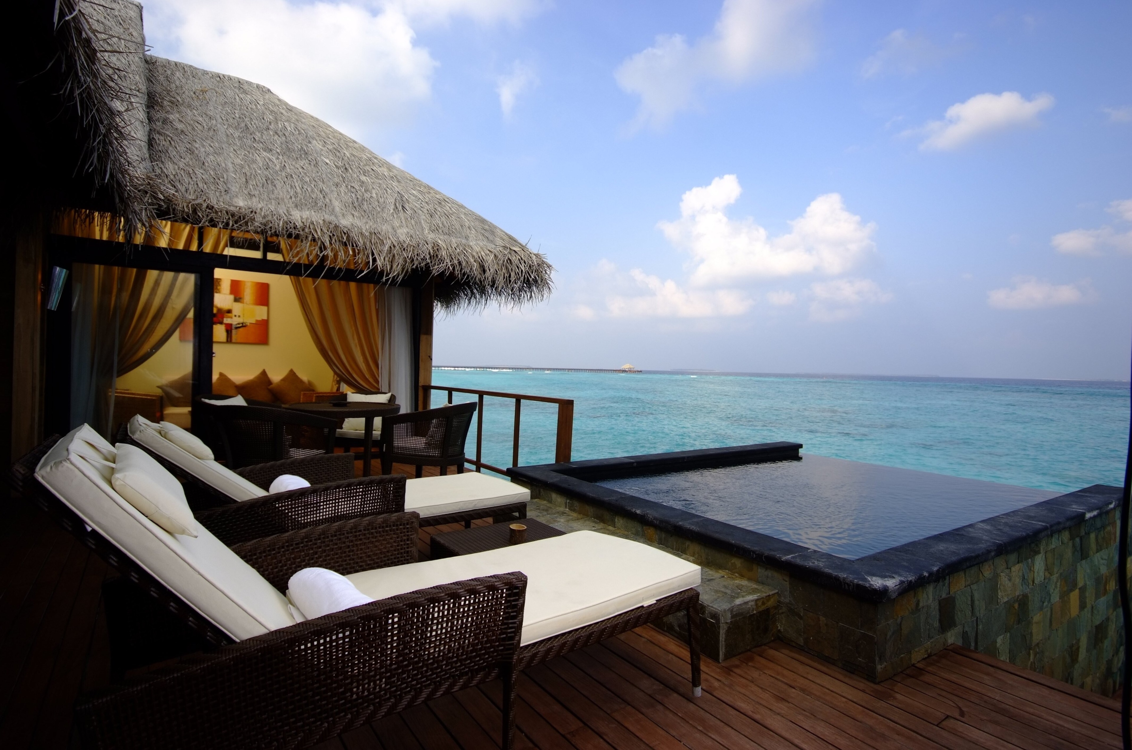 Beach house with infinity pool overlooking the ocean HD Wallpaper