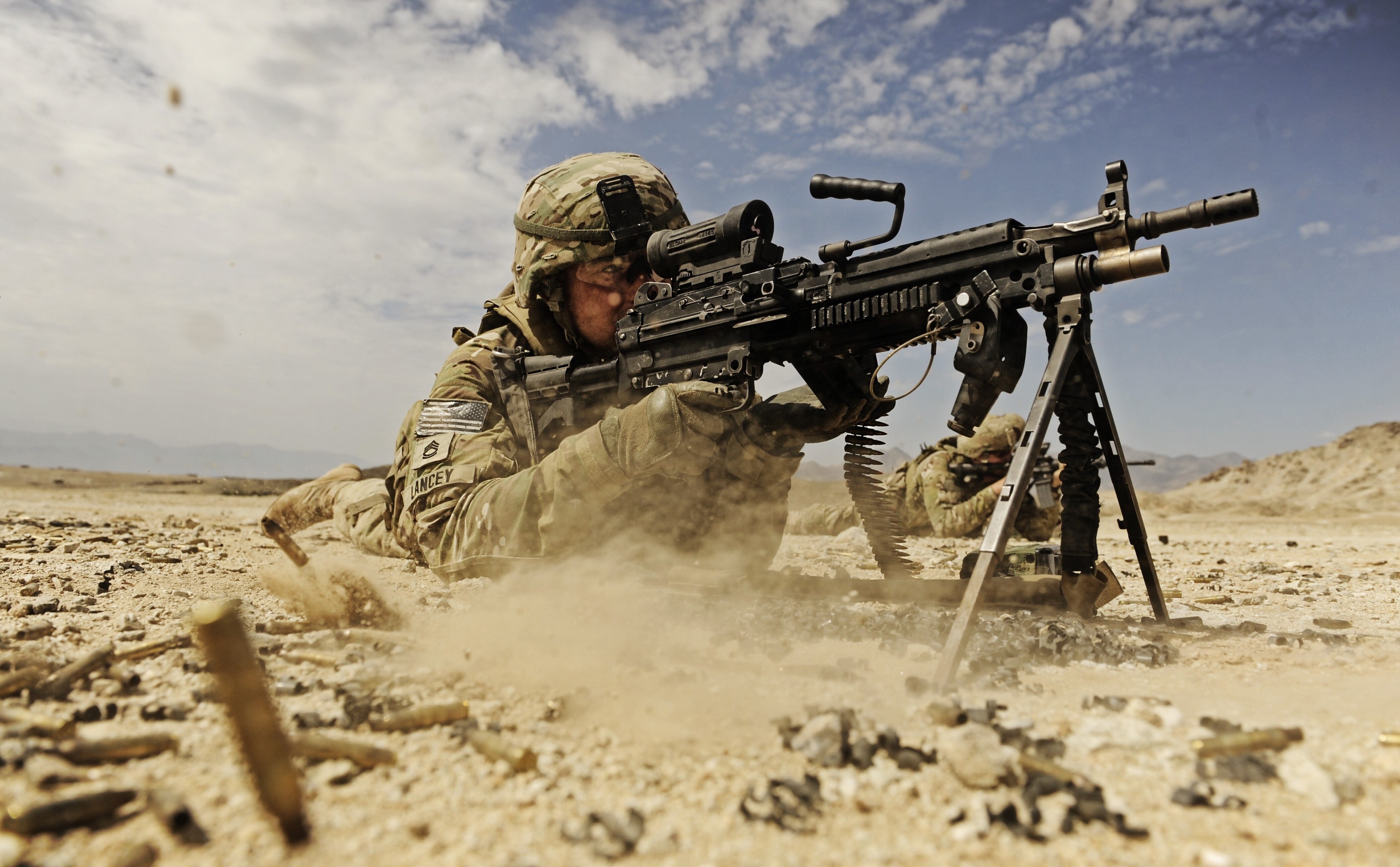 Soldier in Desert with Machine Gun in 4K HD Wallpaper