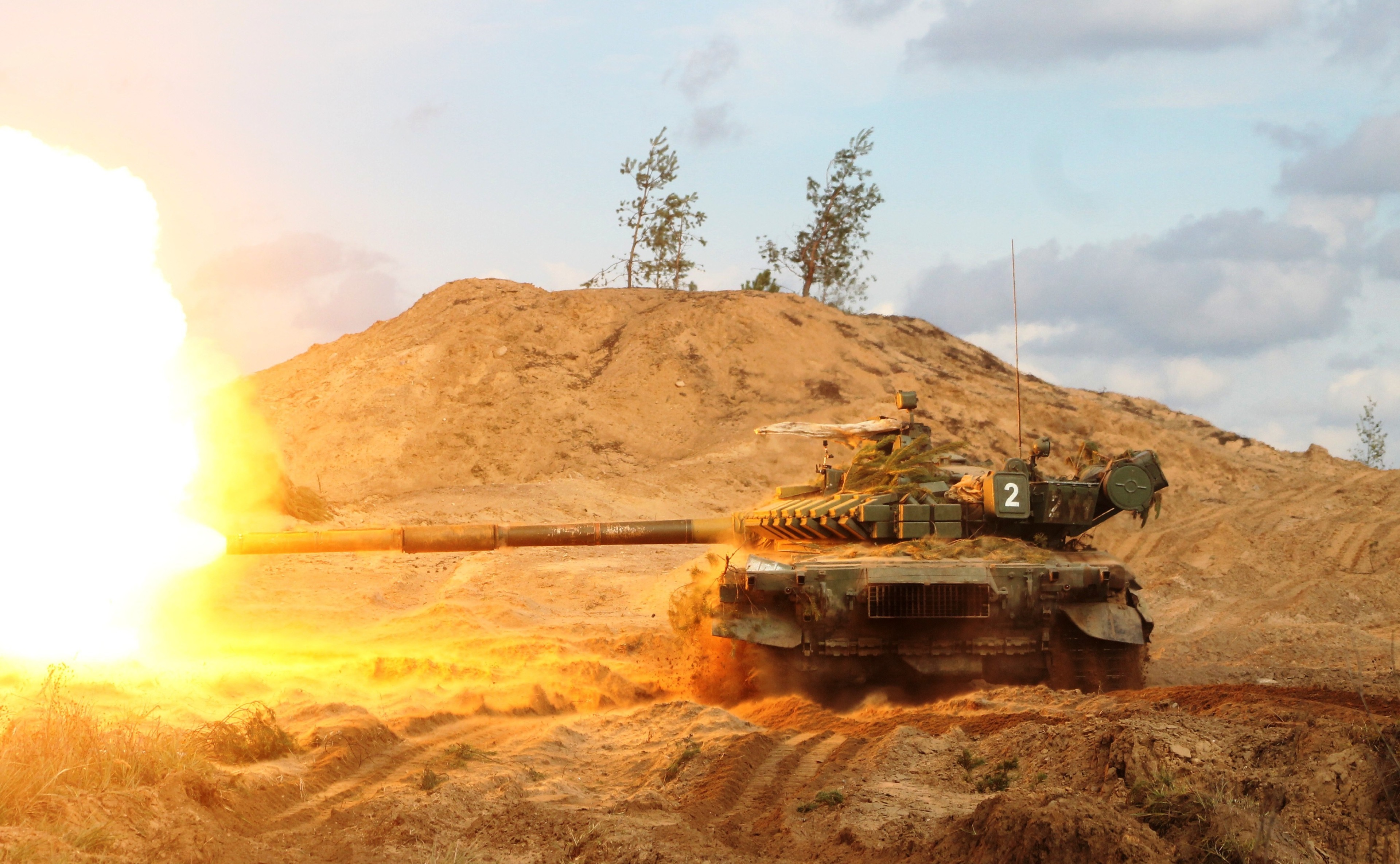 T-72 tank firing in a sandy environment HD Wallpaper