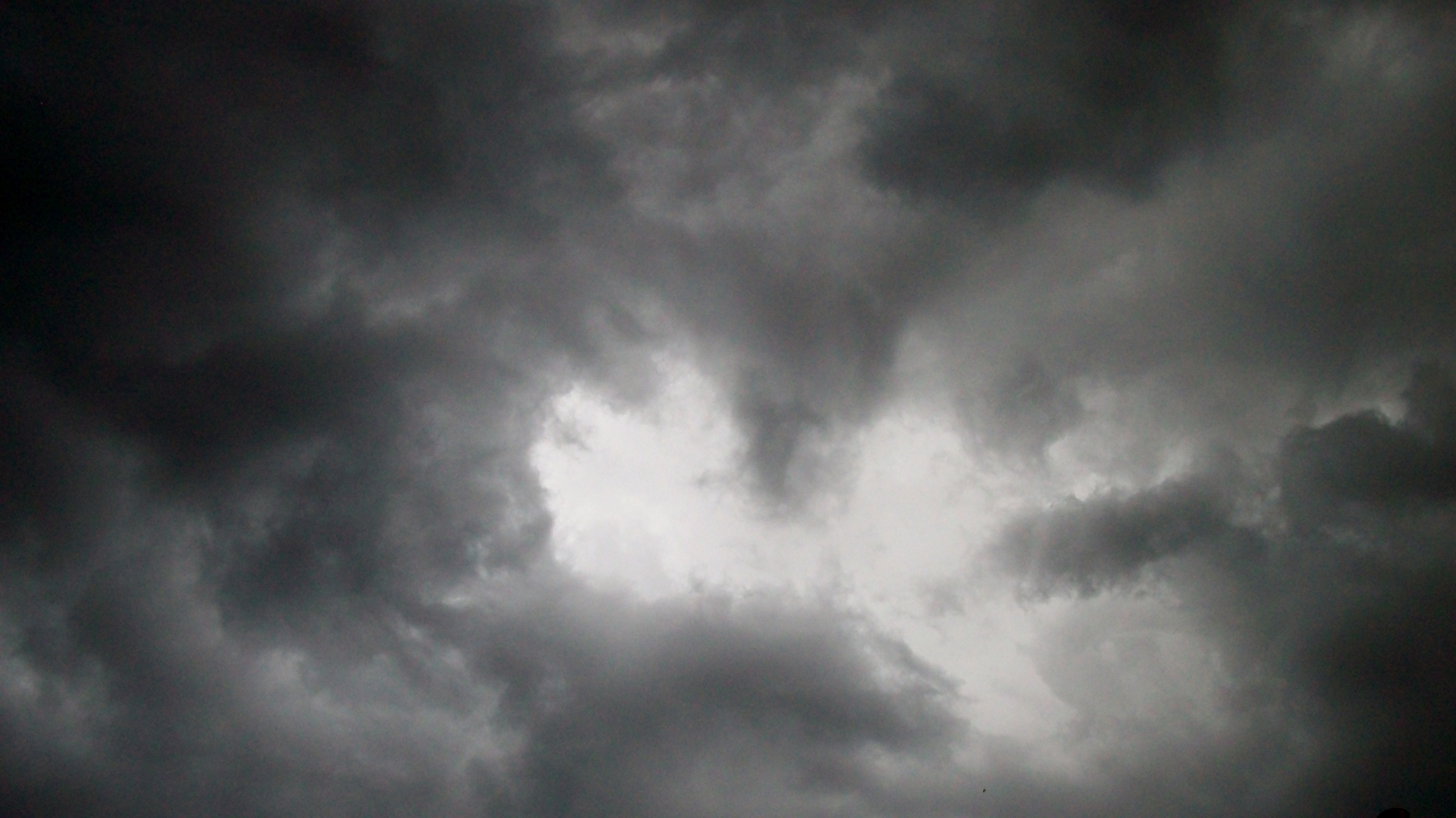 Dark storm clouds in the sky HD Wallpaper