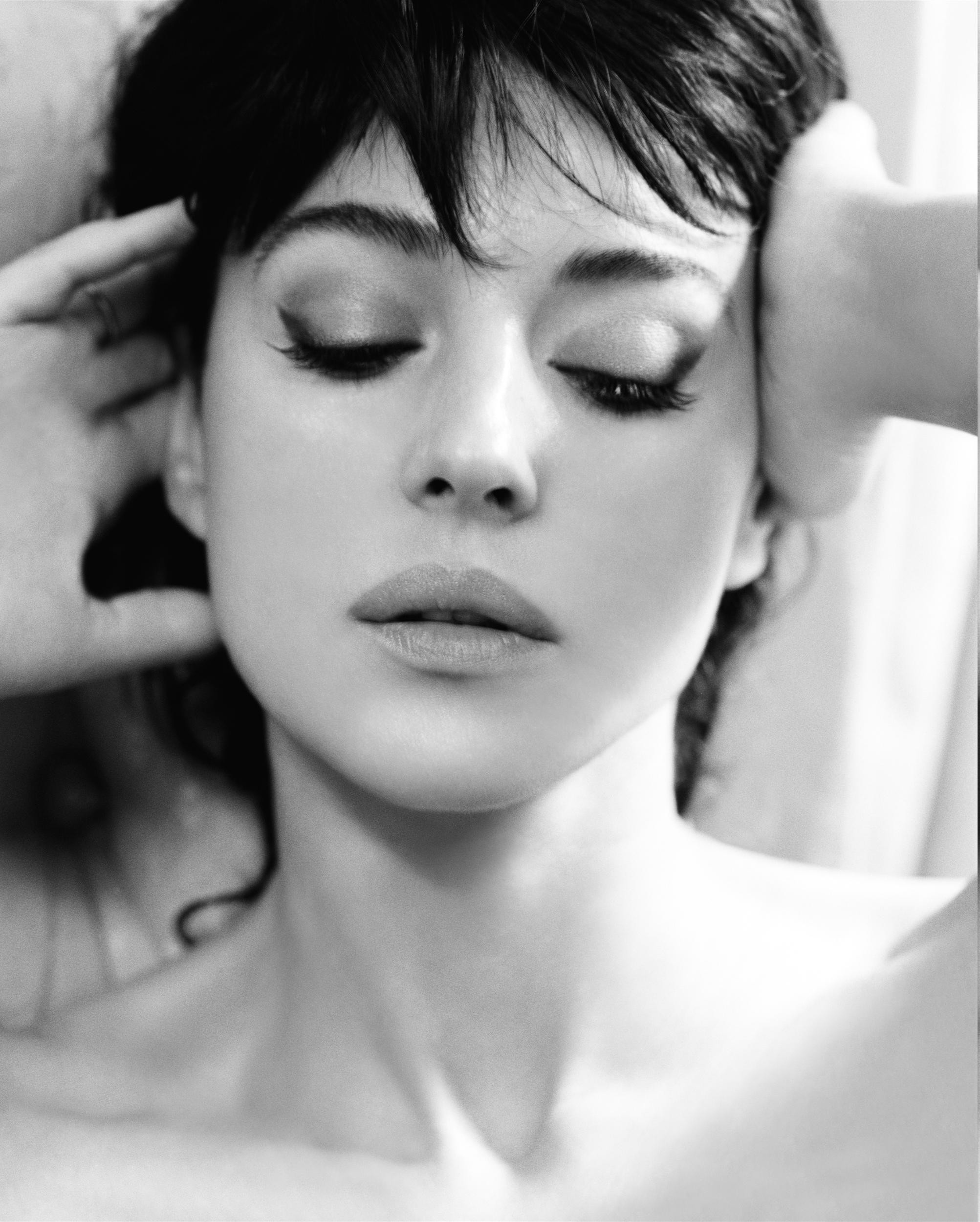 Monica Bellucci portrait HD Wallpaper
