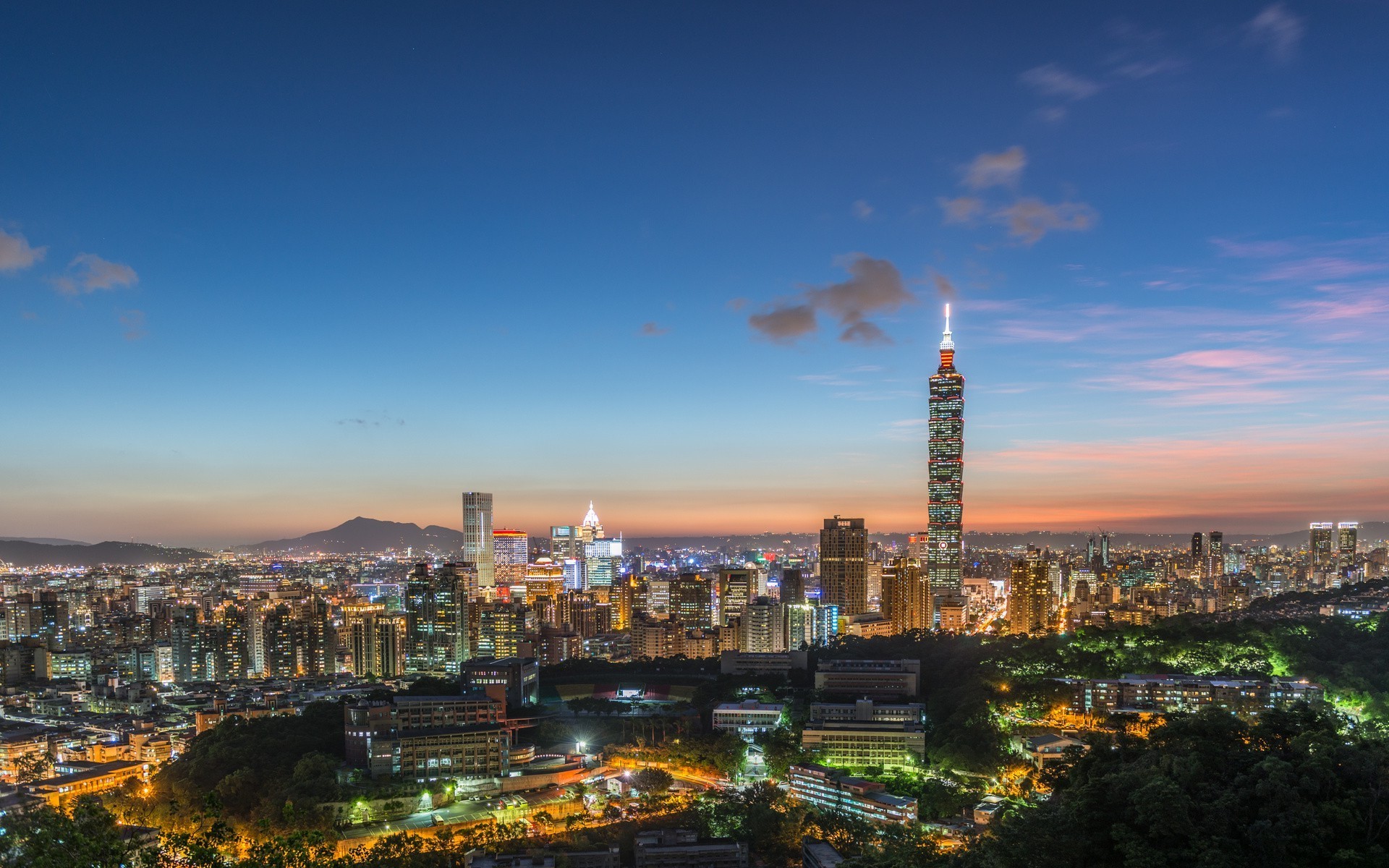 Taipei cityscape with Taipei 101 at dusk HD Wallpaper
