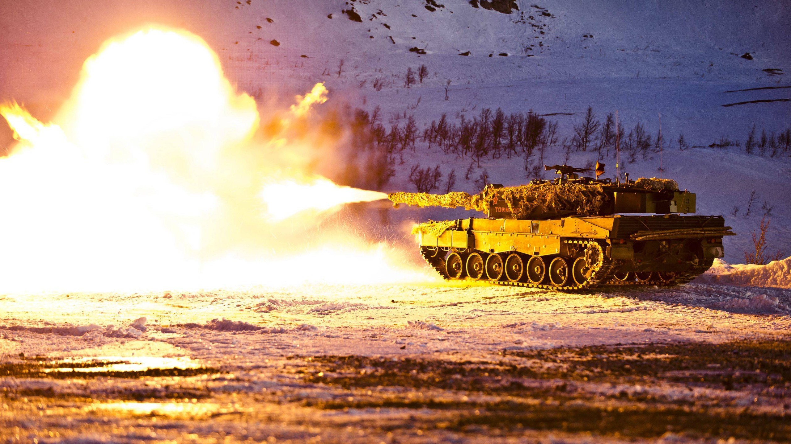 Norwegian Army Leopard 2 Tank Firing in Snow HD Wallpaper