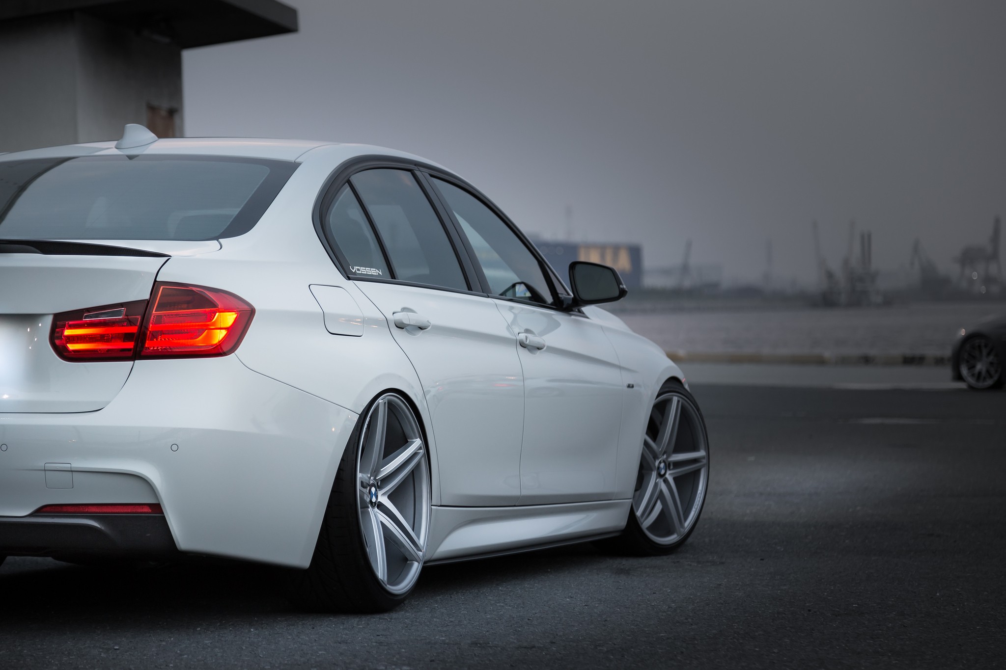 White BMW sedan with Vossen wheels HD Wallpaper