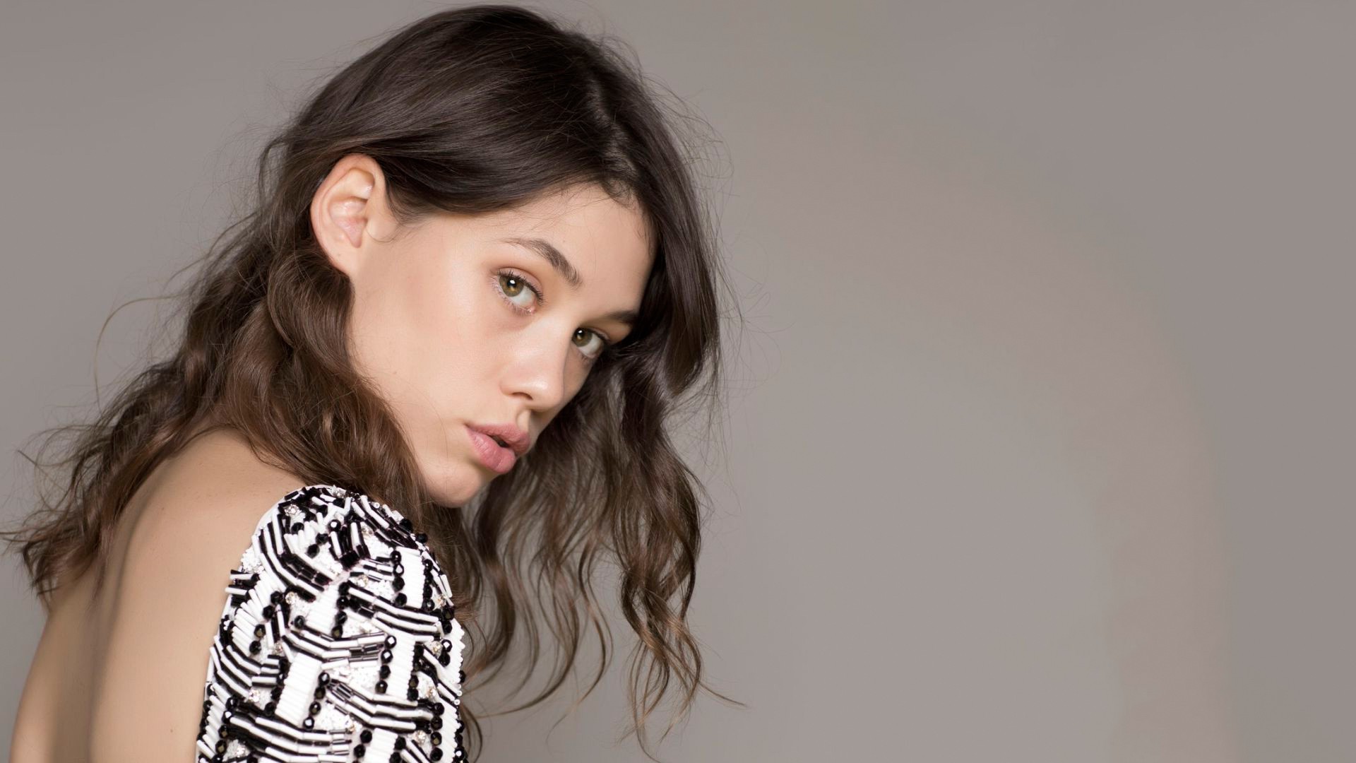 Astrid Berges Frisbey portrait HD Wallpaper