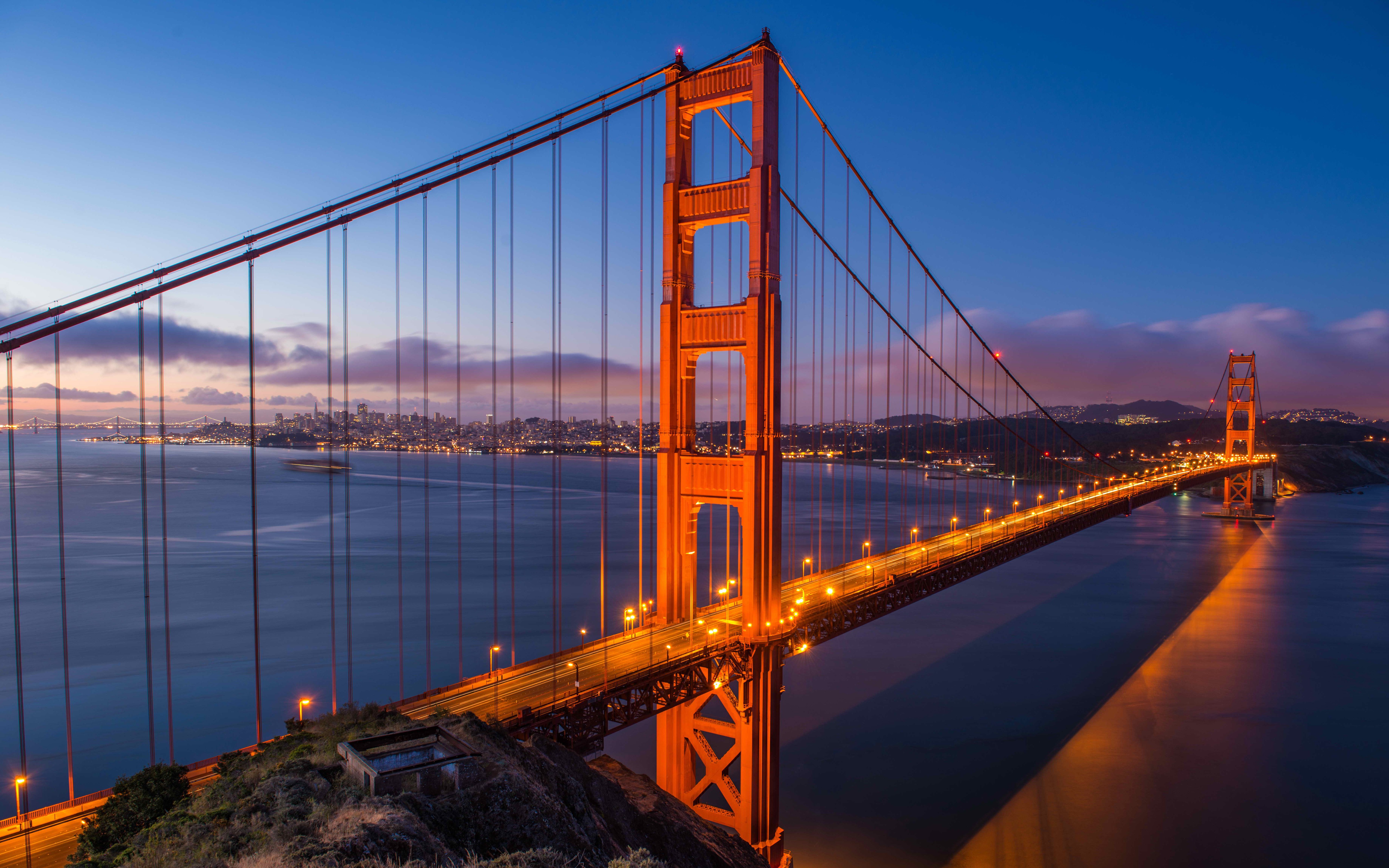 Golden Gate Bridge at dusk with San Francisco skyline HD Wallpaper