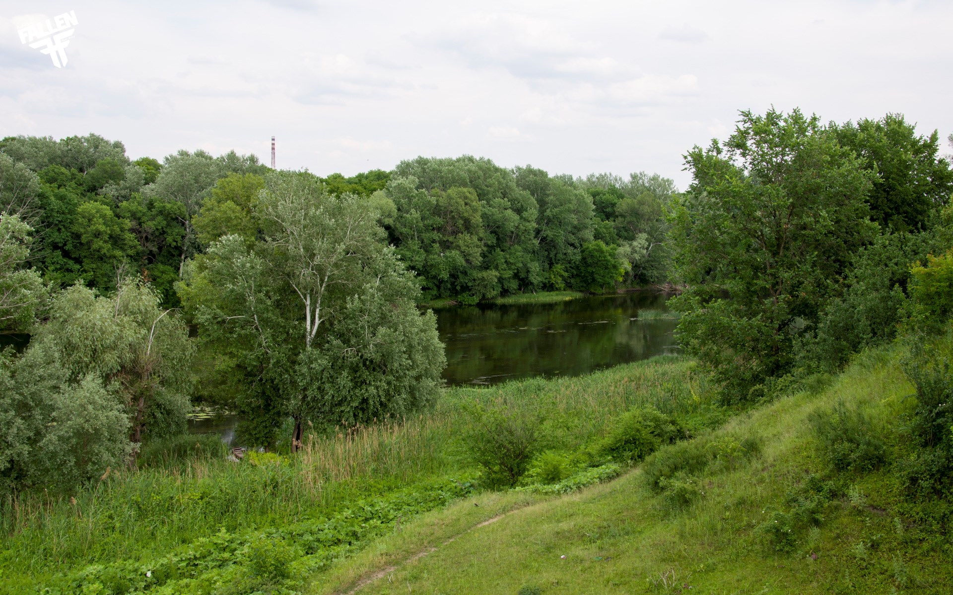 River and trees under a cloudy sky HD Wallpaper