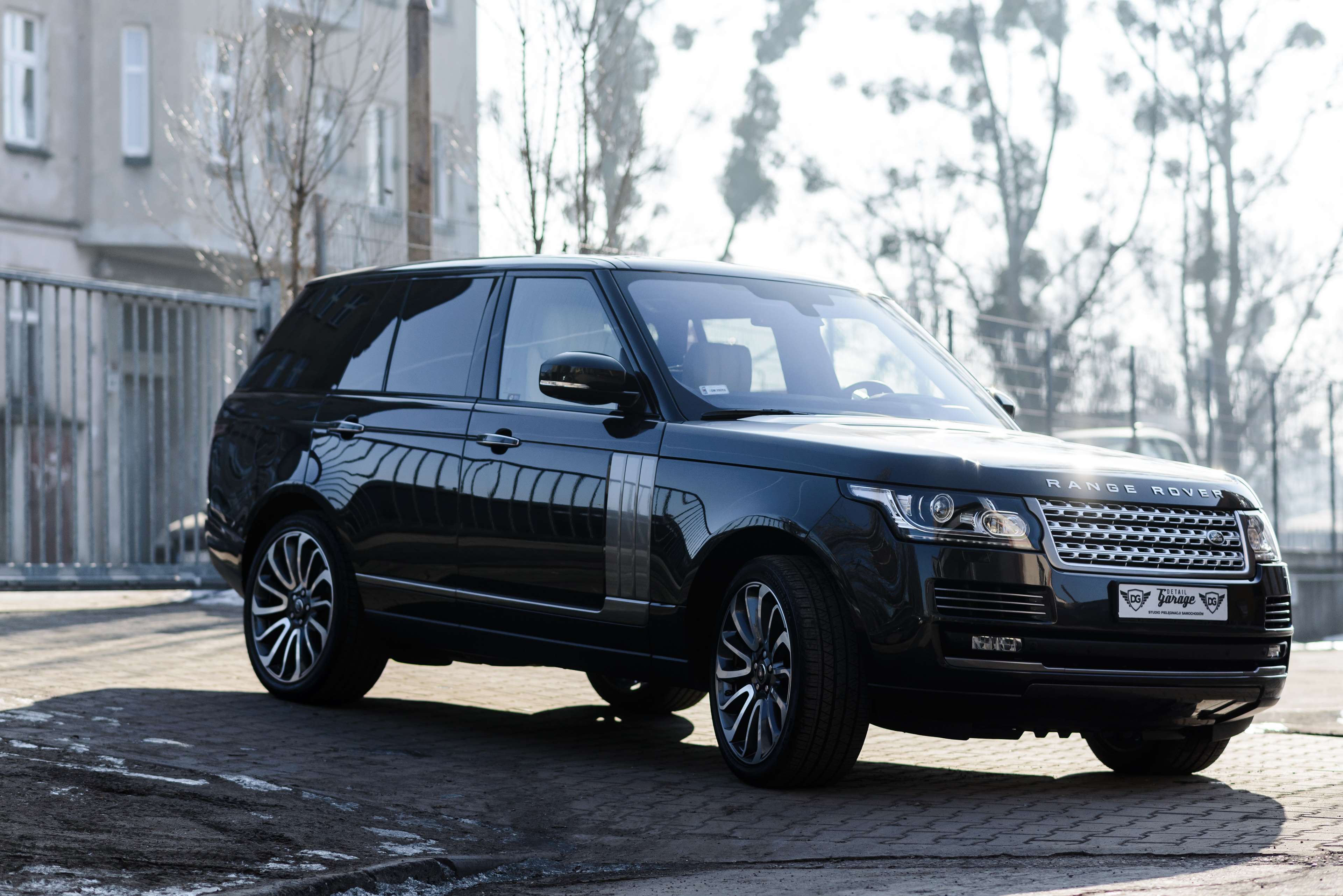 Black Range Rover parked outdoors HD Wallpaper