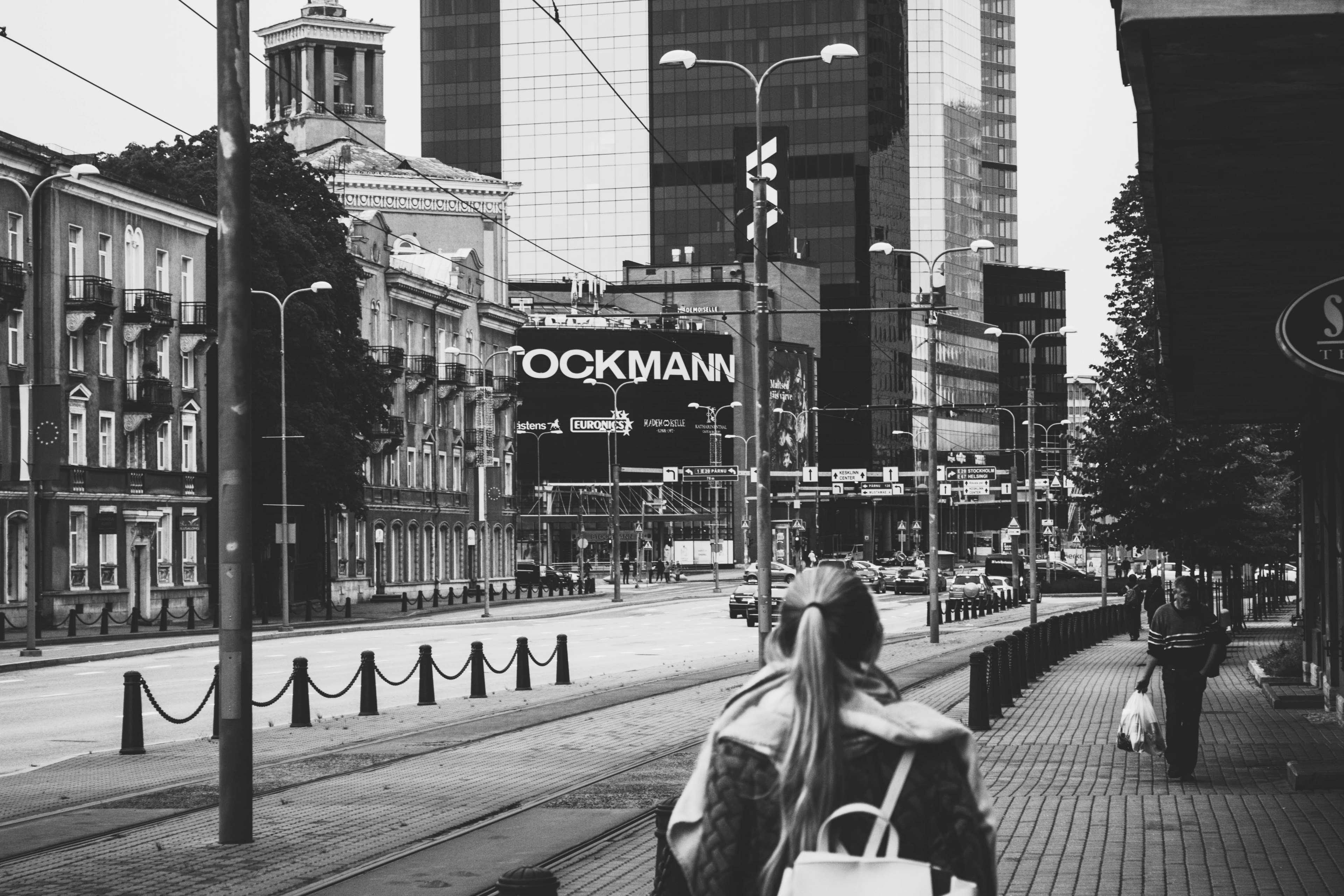 Black and white street scene with buildings and people HD Wallpaper