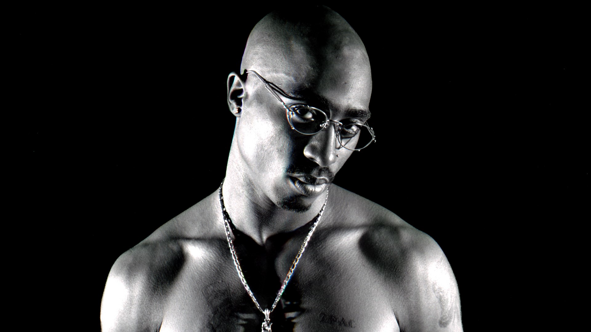 Tupac Shakur wearing glasses and necklace HD Wallpaper