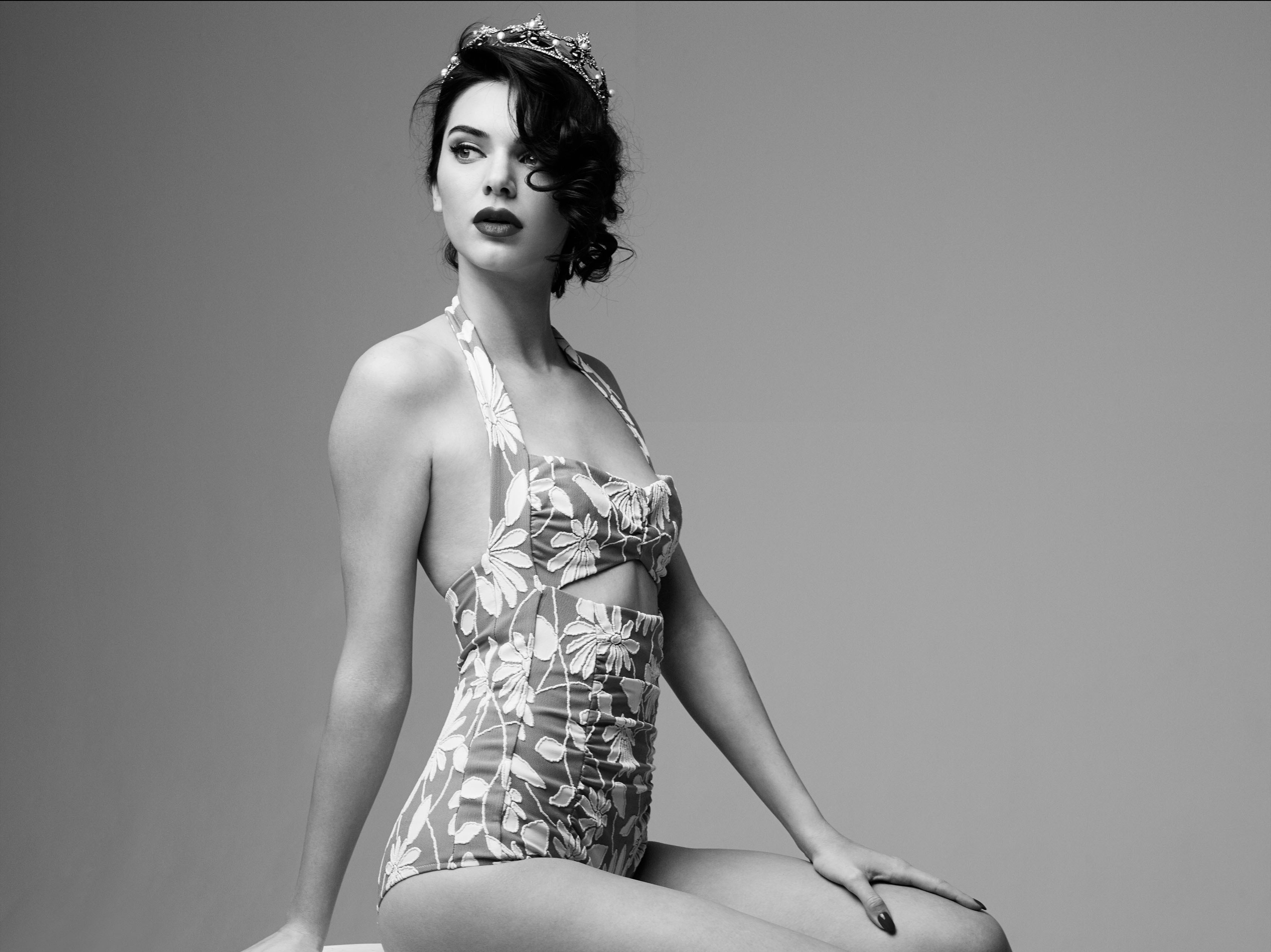 Kendall Jenner in monochrome HD Wallpaper