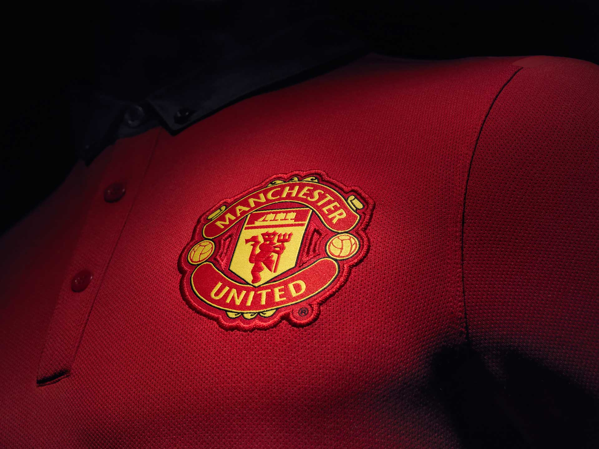 Manchester United football club crest on red shirt HD Wallpaper