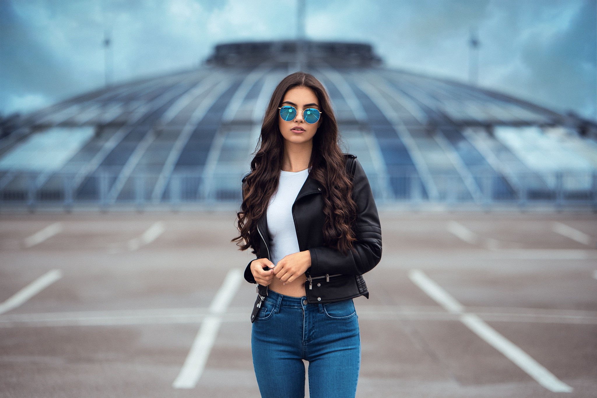 Woman in leather jacket and sunglasses HD Wallpaper