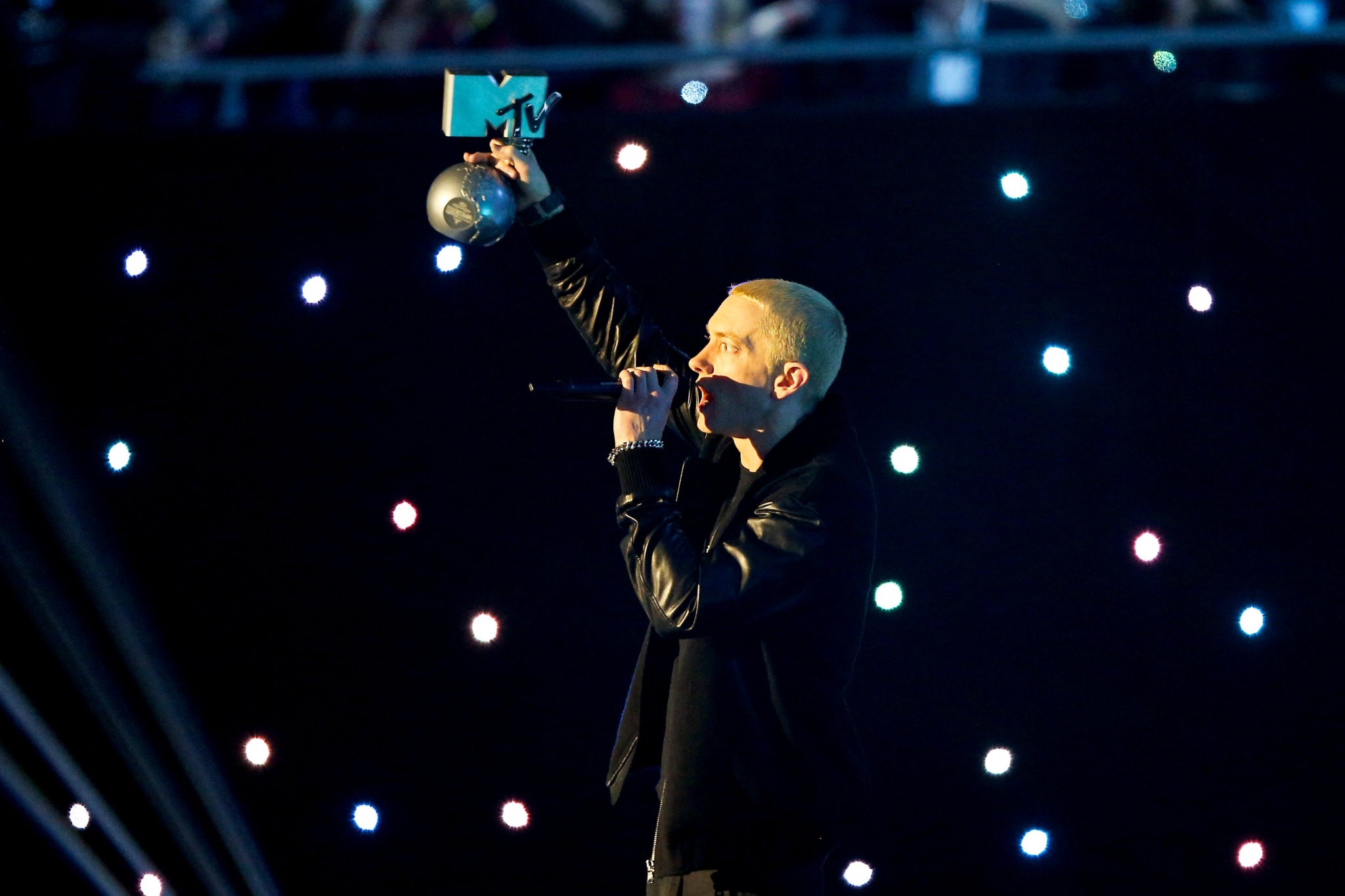 Eminem holding MTV award and microphone HD Wallpaper