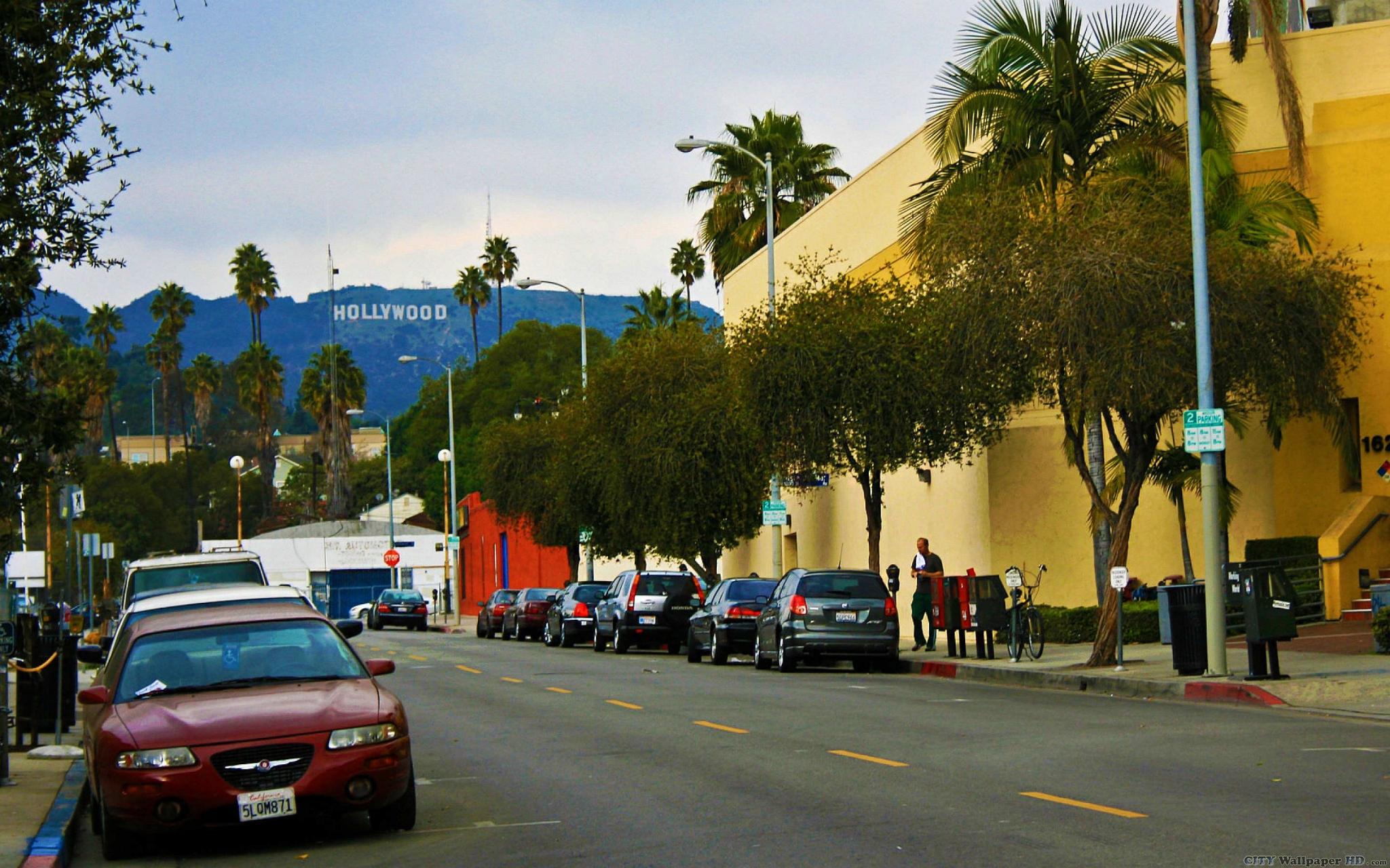Hollywood Sign and Street Scene in Los Angeles HD Wallpaper