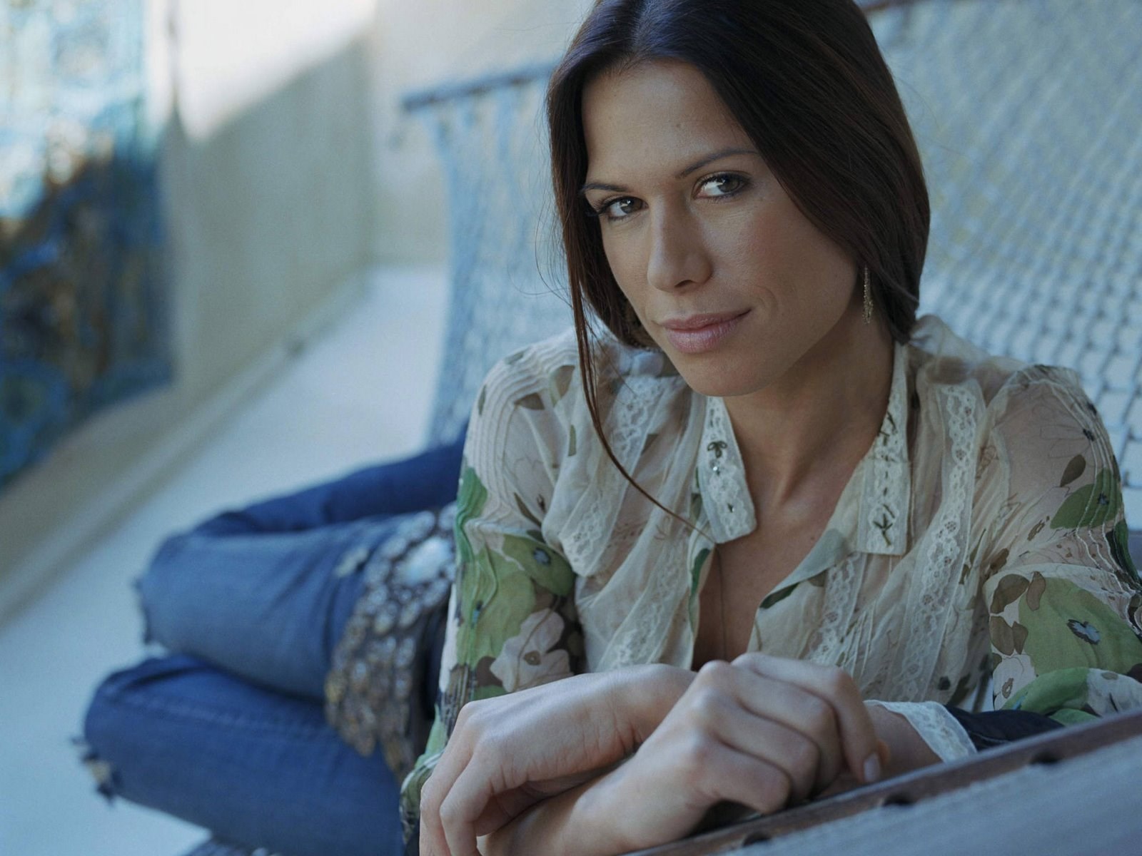 Rhona Mitra in a patterned shirt and jeans HD Wallpaper