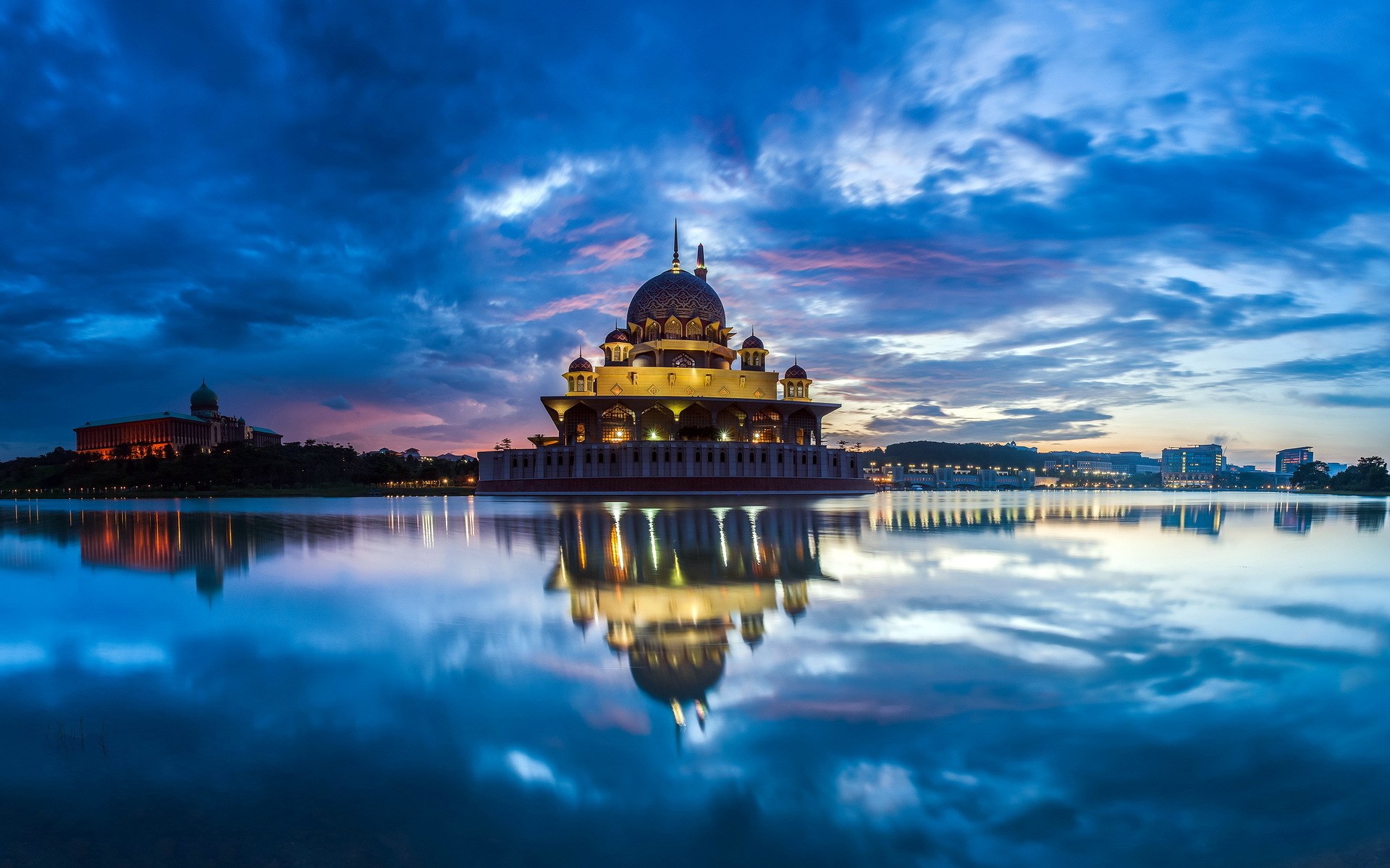 Putra Mosque reflected in water at dusk HD Wallpaper