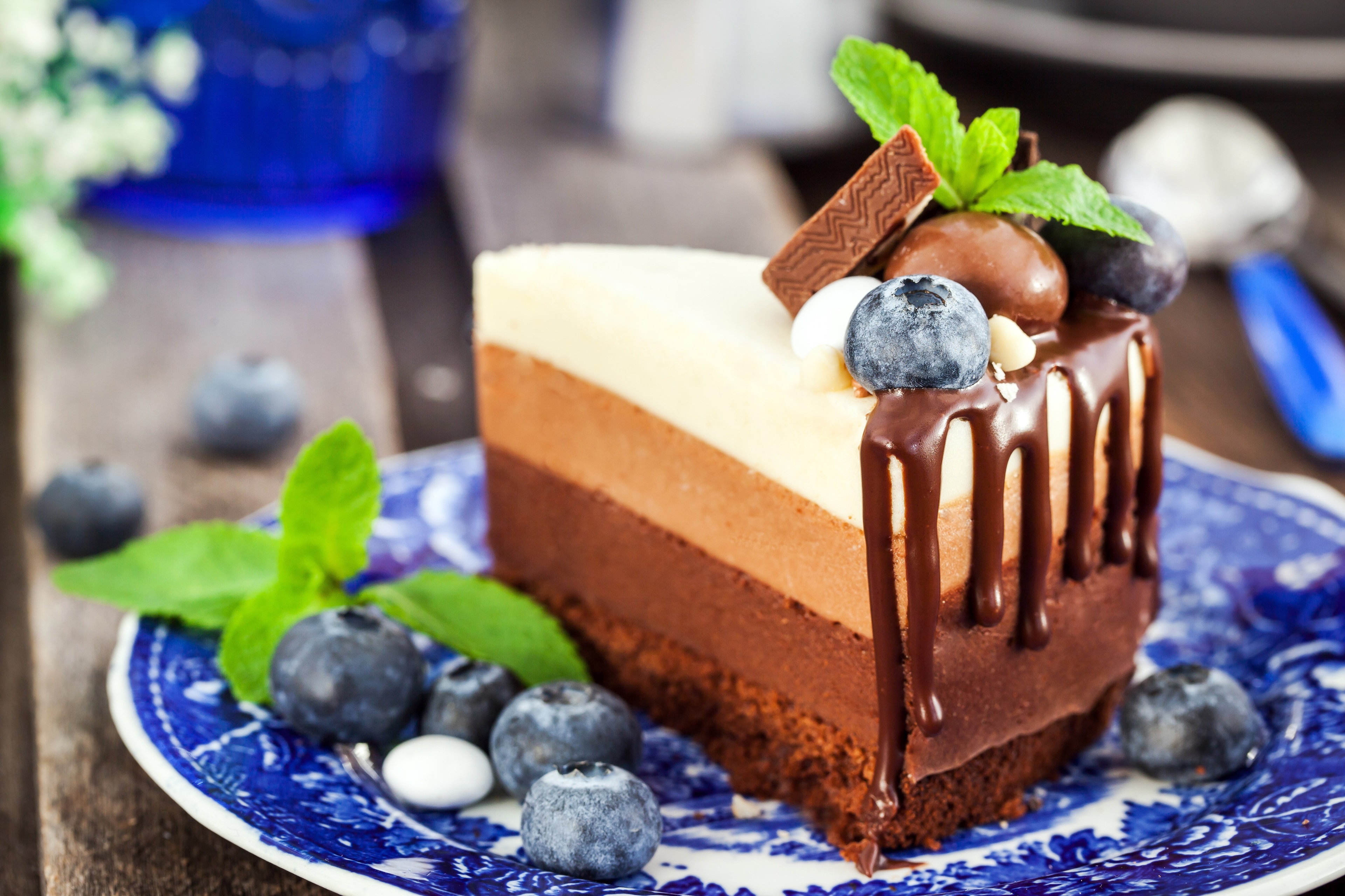 Triple chocolate mousse cake with blueberries HD Wallpaper