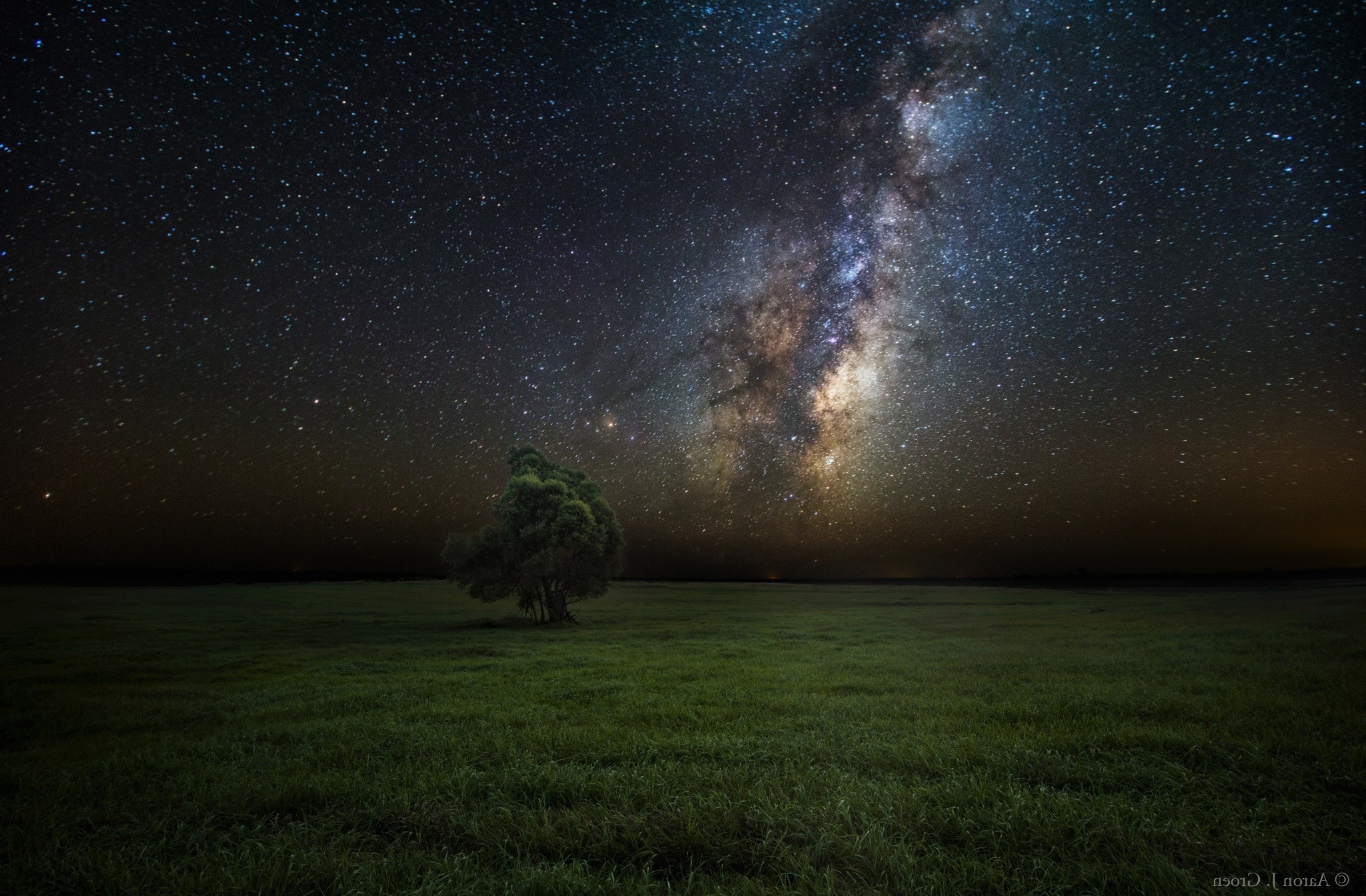 Milky Way over a field with a lone tree HD Wallpaper