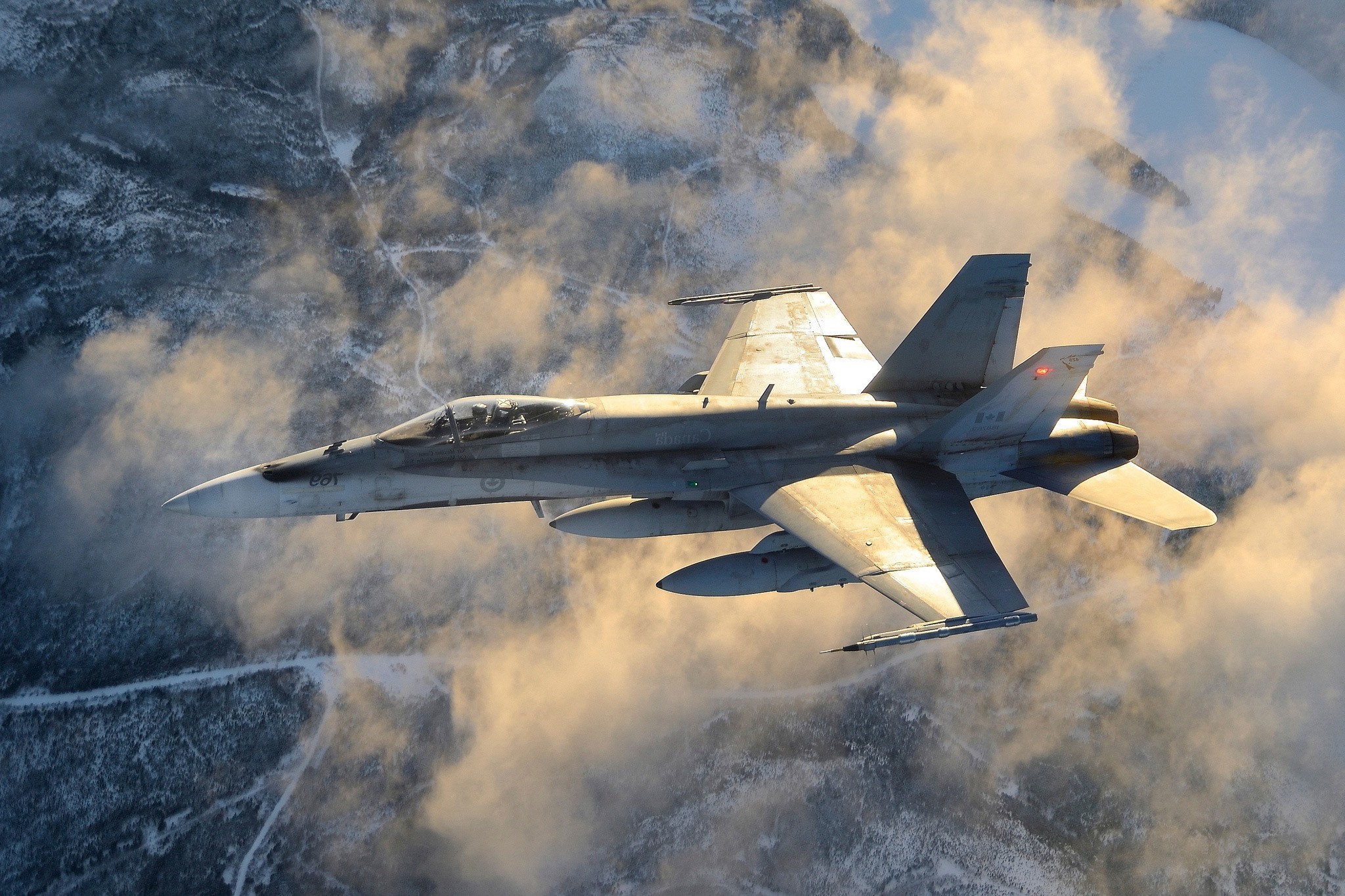 McDonnell Douglas F/A-18 Hornet Jet Fighter in Flight HD Wallpaper