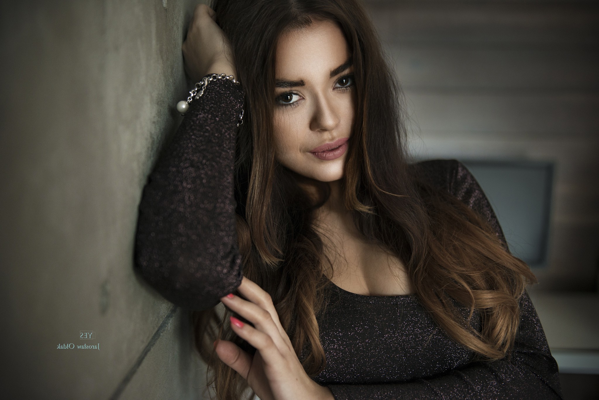 Woman with long brown hair leaning against a wall HD Wallpaper
