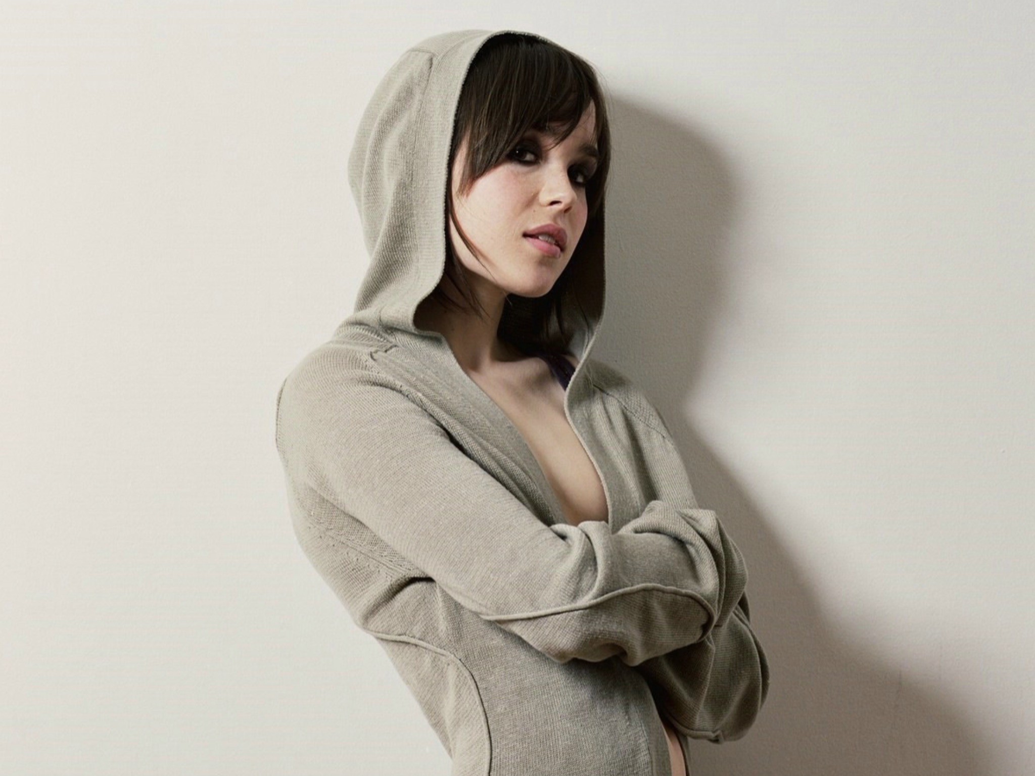 Ellen Page wearing a grey hooded cardigan HD Wallpaper