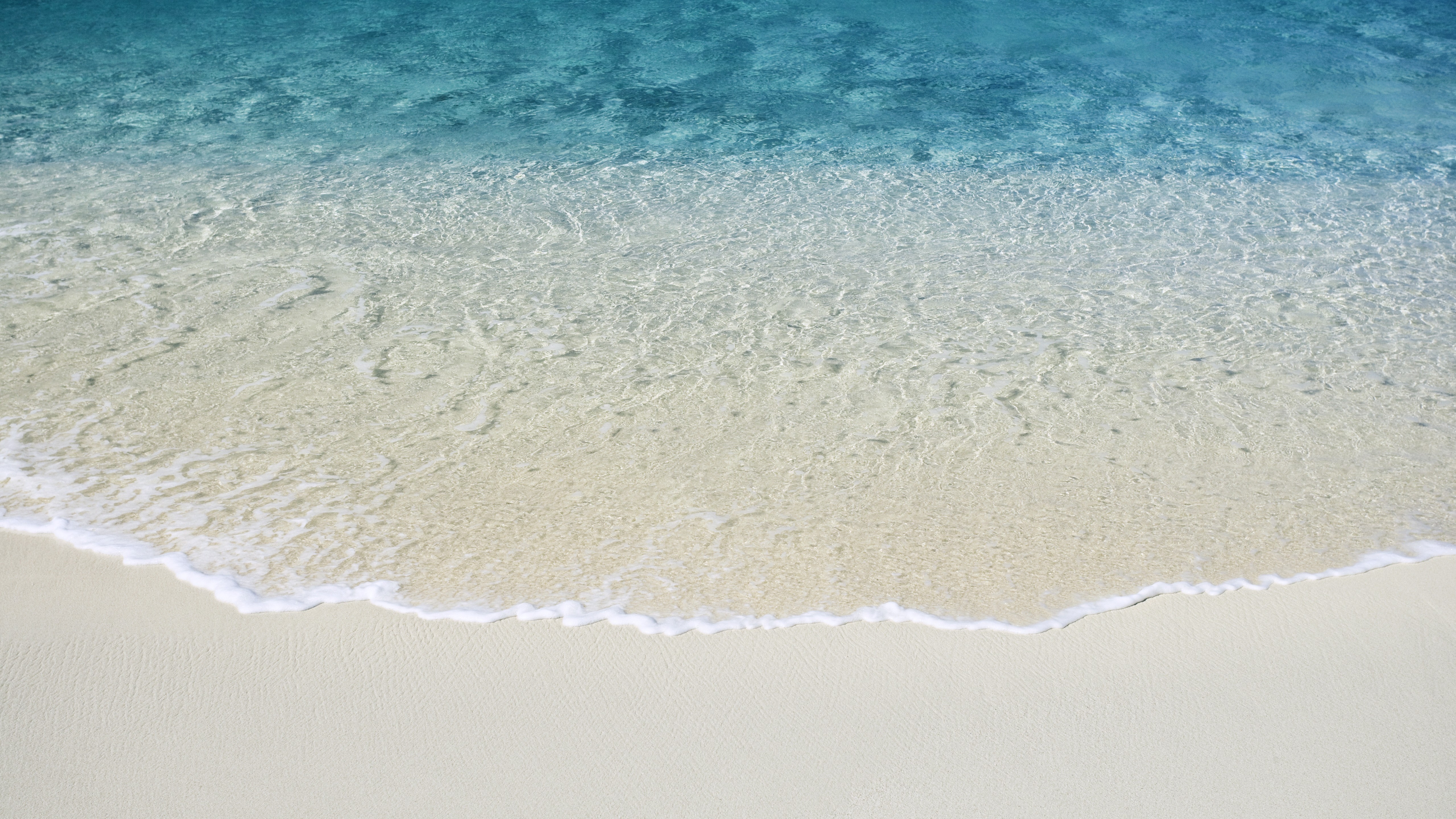 Ocean waves on a sandy beach HD Wallpaper