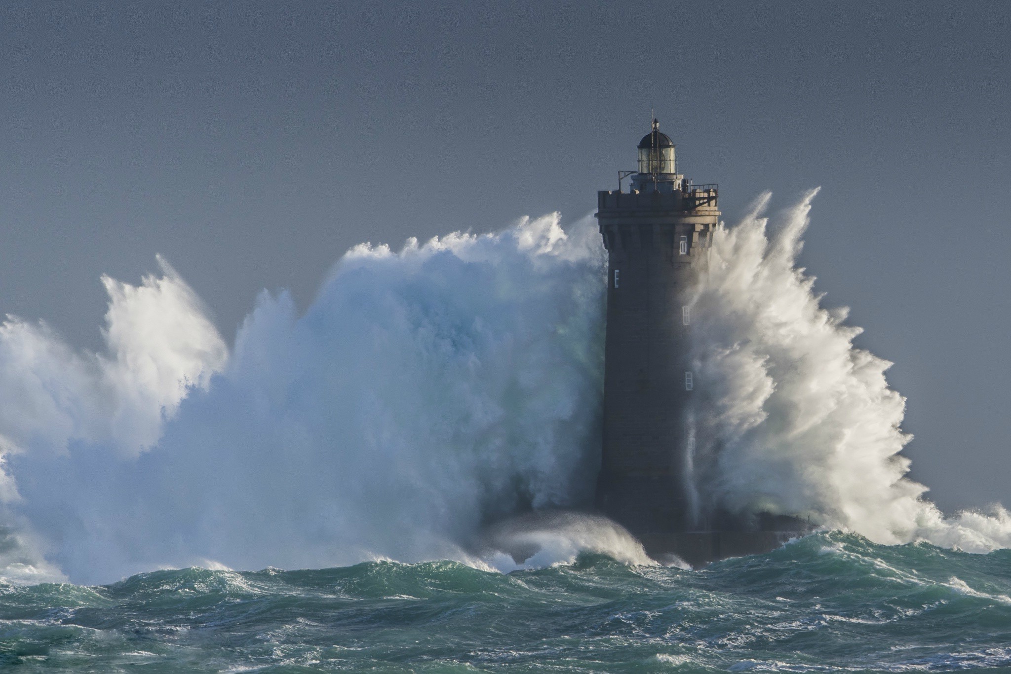 Lighthouse battered by massive waves HD Wallpaper