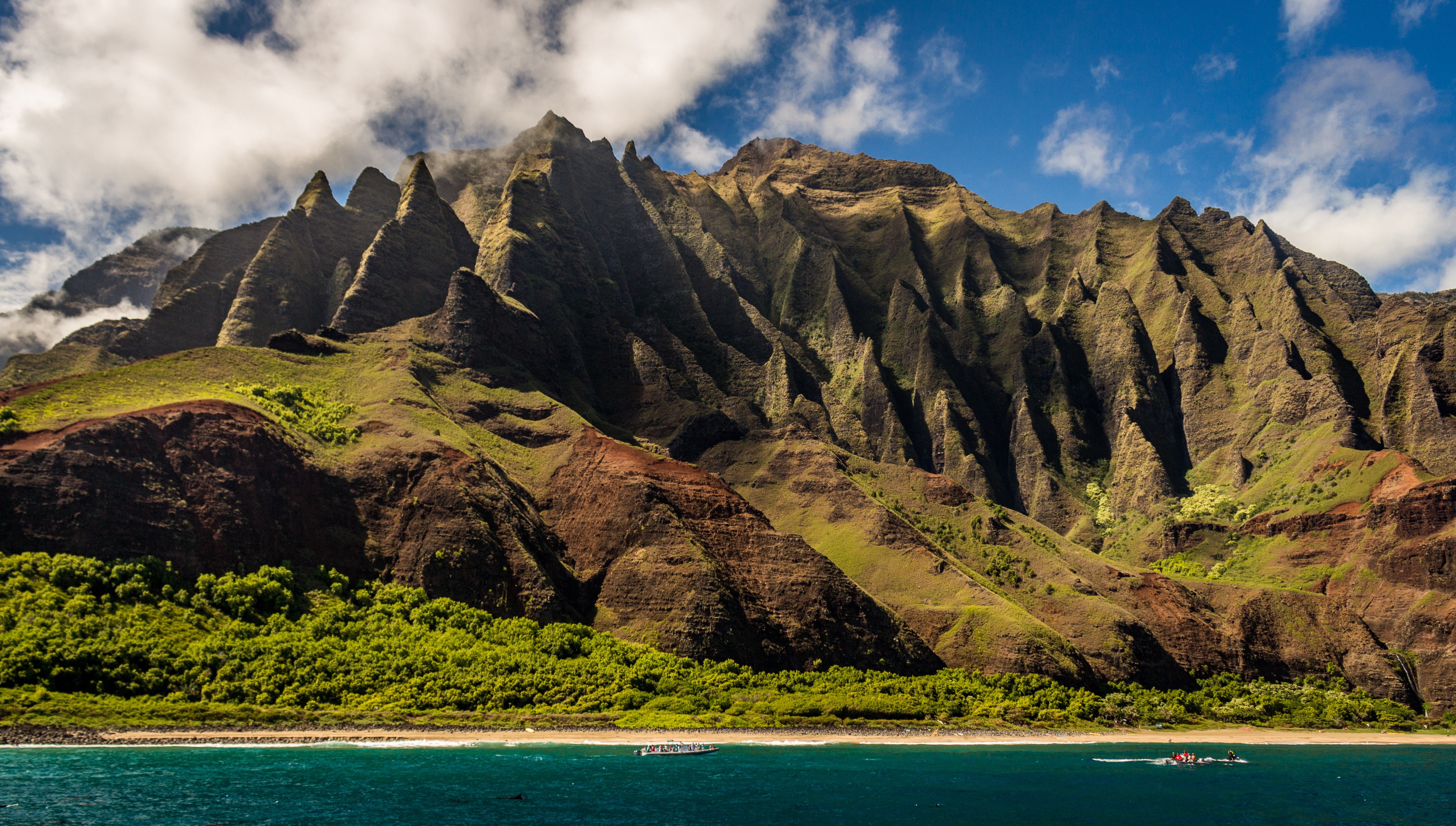 Na Pali Coast mountains and ocean in Hawaii HD Wallpaper