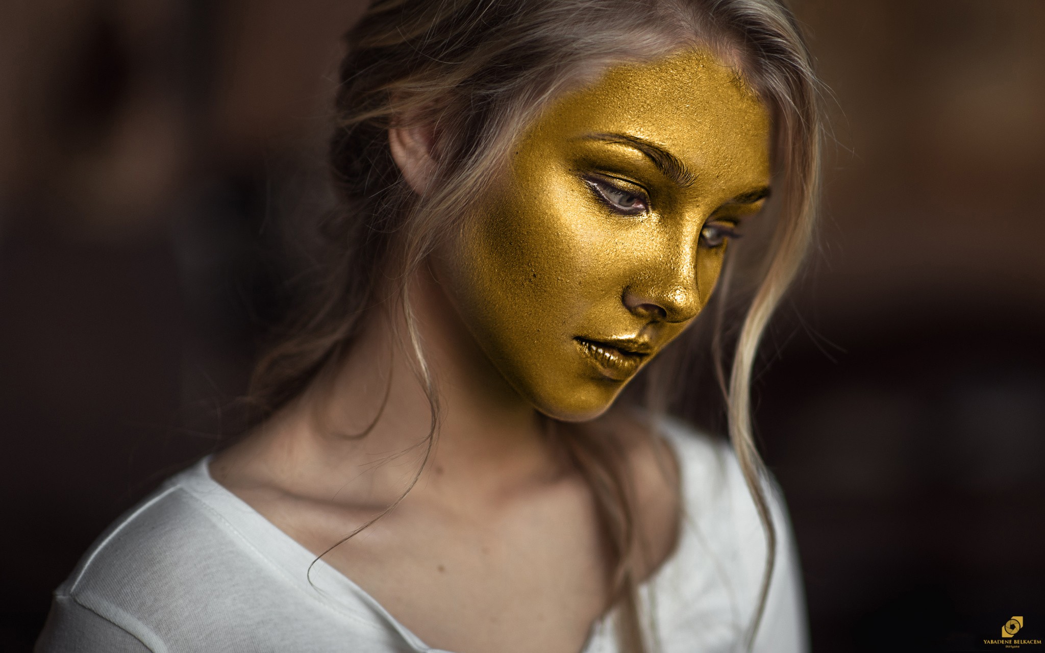 Woman with gold face paint HD Wallpaper
