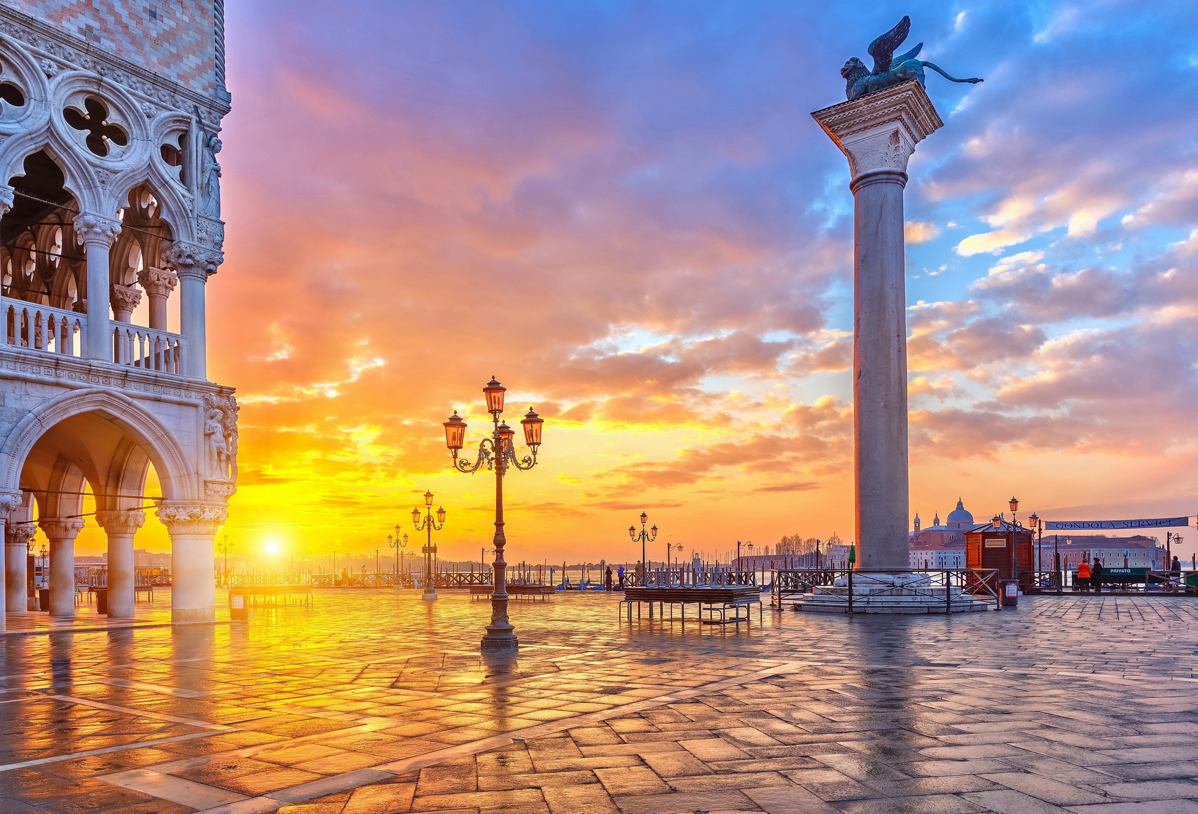 Venice, Italy at sunrise with Doge's Palace and column HD Wallpaper