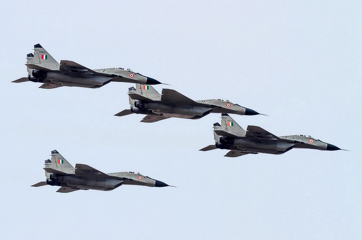 Indian Air Force MiG-29 fighter jets in formation HD Wallpaper